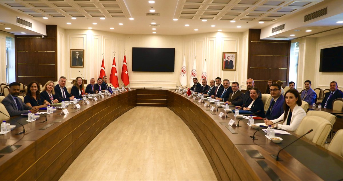 farukozcelikgsb's tweet photo. Uluslararası Göç Örgütü (IOM) Genel Direktörü Sayın Amy E. Pope ve beraberindeki heyeti Bakanlığımızda misafir ettik.

Uluslararası Göç Örgütü ile 30 yılı aşkın bir zamandır devam eden işbirliğimizi, yürütmekte olduğumuz projeleri, ortak çalışmalarımızı, küresel ve bölgesel işgücü göçü hareketlerini ele aldık. Görüşmemizde; Suriyelilerin ülkelerine gönüllü, güvenli ve onurlu geri dönüşleri, bölgesel çalışma hayatı, işgücü piyasalarına erişim, geleceğin işleri ve insana yakışır işler, beceri kazandırma ve mesleki gelişim faaliyetleri, kayıtlı istihdam, girişimcilik ve kurumsal kapasitenin güçlendirilmesi konularında değerlendirmelerde bulunduk.

@csgb_digm 
@csgb_uigm 
@TurkiyeIsKurumu
