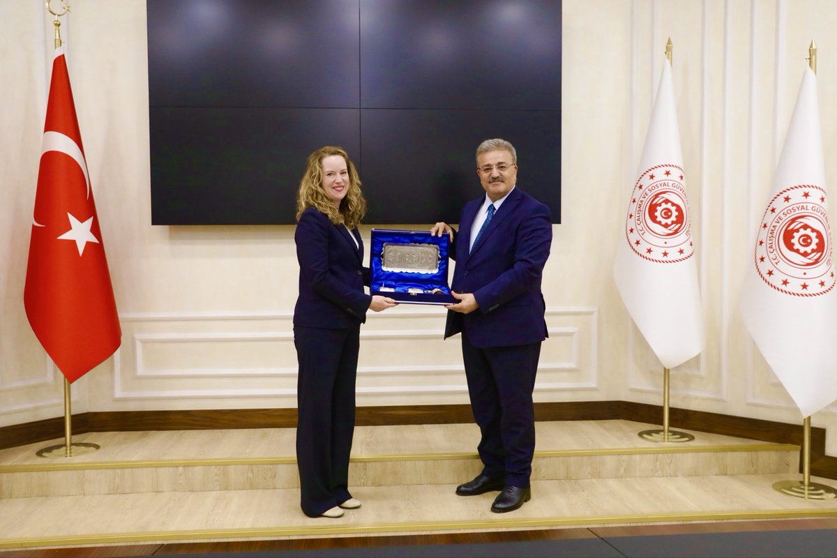 farukozcelikgsb's tweet photo. Uluslararası Göç Örgütü (IOM) Genel Direktörü Sayın Amy E. Pope ve beraberindeki heyeti Bakanlığımızda misafir ettik.

Uluslararası Göç Örgütü ile 30 yılı aşkın bir zamandır devam eden işbirliğimizi, yürütmekte olduğumuz projeleri, ortak çalışmalarımızı, küresel ve bölgesel işgücü göçü hareketlerini ele aldık. Görüşmemizde; Suriyelilerin ülkelerine gönüllü, güvenli ve onurlu geri dönüşleri, bölgesel çalışma hayatı, işgücü piyasalarına erişim, geleceğin işleri ve insana yakışır işler, beceri kazandırma ve mesleki gelişim faaliyetleri, kayıtlı istihdam, girişimcilik ve kurumsal kapasitenin güçlendirilmesi konularında değerlendirmelerde bulunduk.

@csgb_digm 
@csgb_uigm 
@TurkiyeIsKurumu