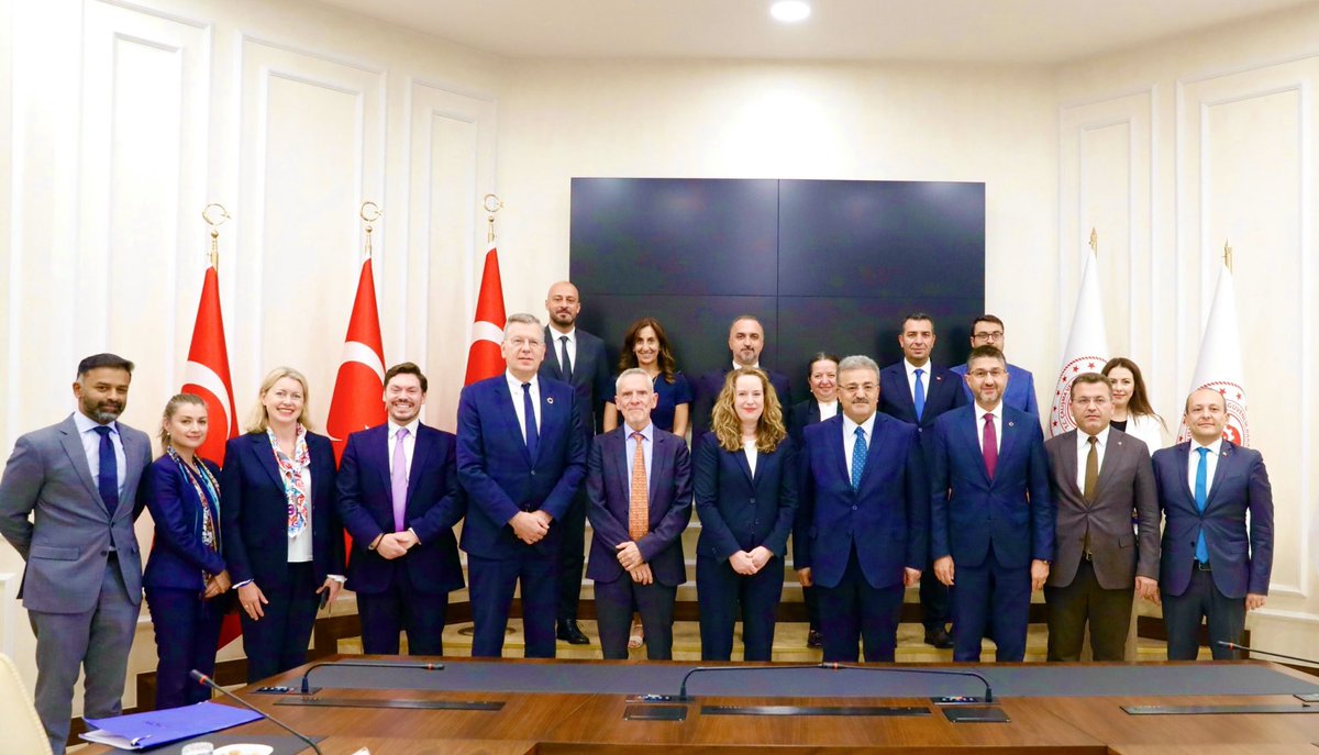 farukozcelikgsb's tweet photo. Uluslararası Göç Örgütü (IOM) Genel Direktörü Sayın Amy E. Pope ve beraberindeki heyeti Bakanlığımızda misafir ettik.

Uluslararası Göç Örgütü ile 30 yılı aşkın bir zamandır devam eden işbirliğimizi, yürütmekte olduğumuz projeleri, ortak çalışmalarımızı, küresel ve bölgesel işgücü göçü hareketlerini ele aldık. Görüşmemizde; Suriyelilerin ülkelerine gönüllü, güvenli ve onurlu geri dönüşleri, bölgesel çalışma hayatı, işgücü piyasalarına erişim, geleceğin işleri ve insana yakışır işler, beceri kazandırma ve mesleki gelişim faaliyetleri, kayıtlı istihdam, girişimcilik ve kurumsal kapasitenin güçlendirilmesi konularında değerlendirmelerde bulunduk.

@csgb_digm 
@csgb_uigm 
@TurkiyeIsKurumu
