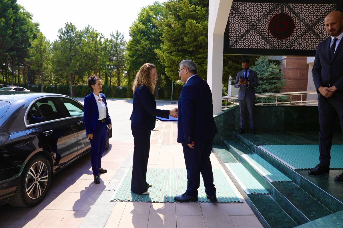 farukozcelikgsb's tweet photo. Uluslararası Göç Örgütü (IOM) Genel Direktörü Sayın Amy E. Pope ve beraberindeki heyeti Bakanlığımızda misafir ettik.

Uluslararası Göç Örgütü ile 30 yılı aşkın bir zamandır devam eden işbirliğimizi, yürütmekte olduğumuz projeleri, ortak çalışmalarımızı, küresel ve bölgesel işgücü göçü hareketlerini ele aldık. Görüşmemizde; Suriyelilerin ülkelerine gönüllü, güvenli ve onurlu geri dönüşleri, bölgesel çalışma hayatı, işgücü piyasalarına erişim, geleceğin işleri ve insana yakışır işler, beceri kazandırma ve mesleki gelişim faaliyetleri, kayıtlı istihdam, girişimcilik ve kurumsal kapasitenin güçlendirilmesi konularında değerlendirmelerde bulunduk.

@csgb_digm 
@csgb_uigm 
@TurkiyeIsKurumu