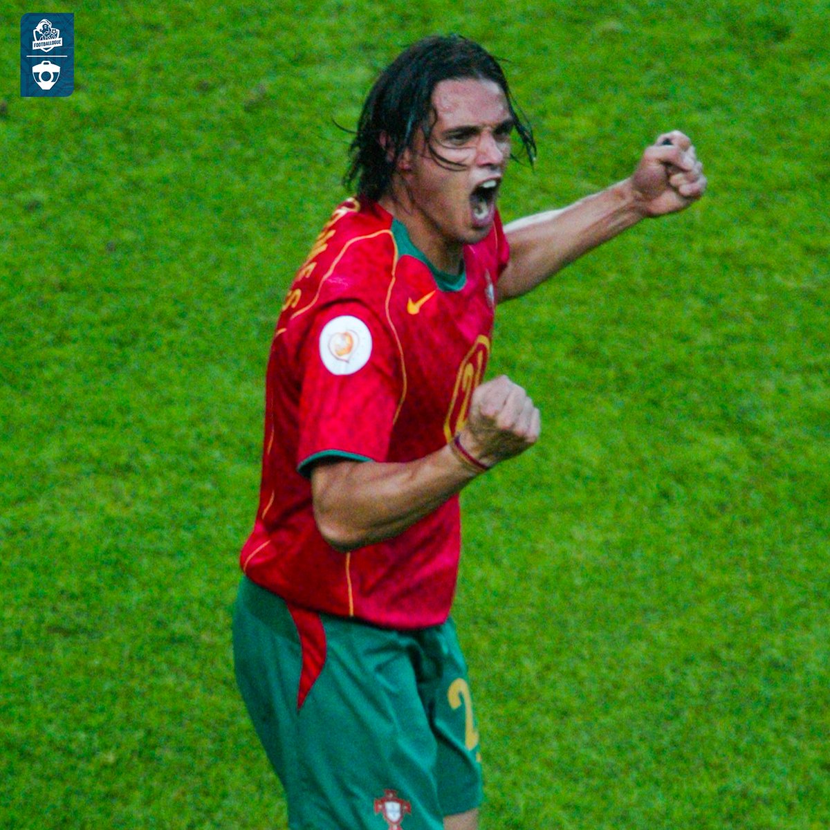 Footballogue's tweet photo. 𝗟'𝗜𝗡𝗖𝗥𝗢𝗬𝗔𝗕𝗟𝗘 𝗔𝗡𝗘𝗖𝗗𝗢𝗧𝗘 𝗗𝗘 𝗡𝗨𝗡𝗢 𝗚𝗢𝗠𝗘𝗦 𝗦𝗨𝗥 𝗟'𝗘𝗨𝗥𝗢 𝟮𝟬𝟬𝟰 ! 🤣🇬🇷

Deux jours après la cruelle finale perdue à domicile, l'attaquant portugais part en vacances... 𝗘𝗡 𝗚𝗥𝗘𝗖𝗘 !

À peine arrivé à la plage, on lui tape sur l'épaule : c'est 𝗧𝗮𝗸𝗶𝘀 𝗙𝘆𝘀𝘀𝗮𝘀, 𝗮𝗰𝗰𝗼𝗺𝗽𝗮𝗴𝗻𝗲́ 𝗱𝗲 𝘁𝗼𝘂𝘁𝗲 𝗹𝗮 𝘀𝗲́𝗹𝗲𝗰𝘁𝗶𝗼𝗻 𝗴𝗿𝗲𝗰𝗾𝘂𝗲, invitée gratuitement par l'hôtel pour fêter le titre !

Un cauchemar pour le portugais qui les évitaient à tout prix :

« 𝘾𝙝𝙖𝙦𝙪𝙚 𝙢𝙖𝙩𝙞𝙣, 𝙟𝙚 𝙫𝙚́𝙧𝙞𝙛𝙞𝙖𝙞𝙨 𝙙'𝙖𝙗𝙤𝙧𝙙 𝙨𝙪𝙧 𝙦𝙪𝙚𝙡𝙡𝙚 𝙥𝙡𝙖𝙜𝙚𝙨 𝙞𝙡𝙨 𝙚́𝙩𝙖𝙞𝙚𝙣𝙩, 𝙚𝙩 𝙚𝙣𝙨𝙪𝙞𝙩𝙚 𝙟'𝙖𝙡𝙡𝙖𝙞𝙨 𝙨𝙪𝙧 𝙡'𝙖𝙪𝙩𝙧𝙚. »

Malgré cette technique, Angelos Charisteas, buteur de la finale, lui offre un verre. Le soir, les Grecs l'invitent à dîner et tentent de l'entraîner pour danser avec eux :

« 𝘊𝘩𝘢𝘳𝘪𝘴𝘵𝘦𝘢𝘴 𝘦𝘴𝘵 𝘮𝘦̂𝘮𝘦 𝘷𝘦𝘯𝘶 𝘫𝘶𝘴𝘲𝘶'𝘢̀ 𝘮𝘢 𝘵𝘢𝘣𝘭𝘦. 𝘑'𝘢𝘪 𝘳𝘦𝘧𝘶𝘴𝘦́ 𝘦𝘯 𝘥𝘪𝘴𝘢𝘯𝘵 : '𝘕𝘰𝘯, 𝘯𝘰𝘯, 𝘰𝘯 𝘯𝘦 𝘷𝘢 𝘱𝘢𝘴 𝘫𝘶𝘴𝘲𝘶'𝘢̀ 𝘤𝘦 𝘱𝘰𝘪𝘯𝘵-𝘭𝘢̀. 𝘑𝘦 𝘴𝘶𝘪𝘴 𝘭𝘢̀, 𝘮𝘢𝘪𝘴 𝘯𝘦 𝘮𝘦́𝘭𝘢𝘯𝘨𝘦𝘰𝘯𝘴 𝘱𝘢𝘴 𝘵𝘰𝘶𝘵...»

Imaginez 𝘂𝗻 𝗷𝗼𝘂𝗲𝘂𝗿 𝗱𝗲 𝗹'𝗲́𝗾𝘂𝗶𝗽𝗲 𝗱𝗲 𝗙𝗿𝗮𝗻𝗰𝗲 𝗾𝘂𝗶 𝘀𝗲 𝗿𝗲𝘁𝗿𝗼𝘂𝘃𝗲 𝗲𝗻 𝘃𝗮𝗰𝗮𝗻𝗰𝗲𝘀 𝗮𝘃𝗲𝗰 𝗹'𝗲́𝗾𝘂𝗶𝗽𝗲 𝗔𝗿𝗴𝗲𝗻𝘁𝗶𝗻𝗲 après la finale ! 😭

(@Radio_Comercial)