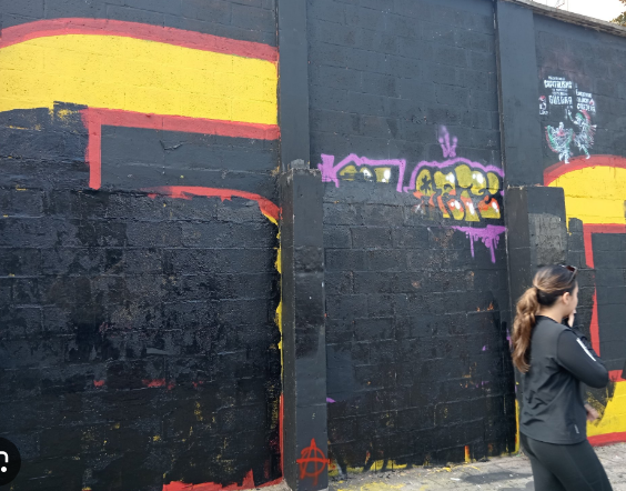 idrobo_jairo's tweet photo. @henao_velezSA El mural "Las cuchas tienen razón" ustedes lo taparon con pintura, también merecían respeto y ustedes no lo hicieron, la doble moral de ustedes, eso si se aplaude y lo de Cali lo rechazan. https://t.co/bbArpoe8F5