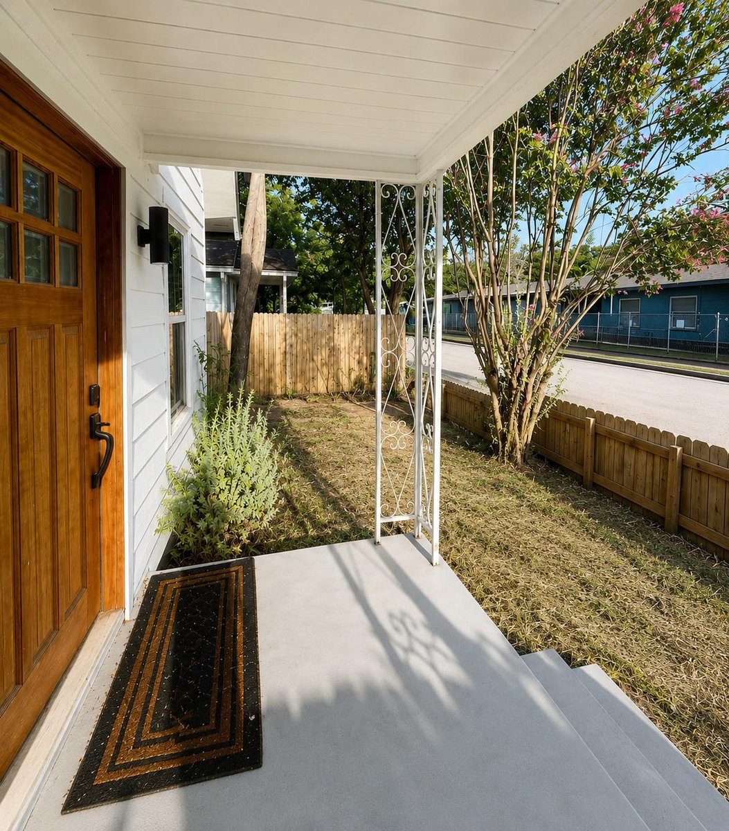 MaryFealkoff's tweet photo. 2404 Santa Rita St, Austin, TX, 78702
3 bed | 2 bath 738 Sq. Ft.
Active | $375,000
https://t.co/aeWWHFZkVE
Fabulous location in the heart of East Austin! Whether you're a first-time homebuyer, investor, or looking for a lock-and-leave lifestyle, this charming three-bedroom,... https://t.co/DDhhS2YVtT