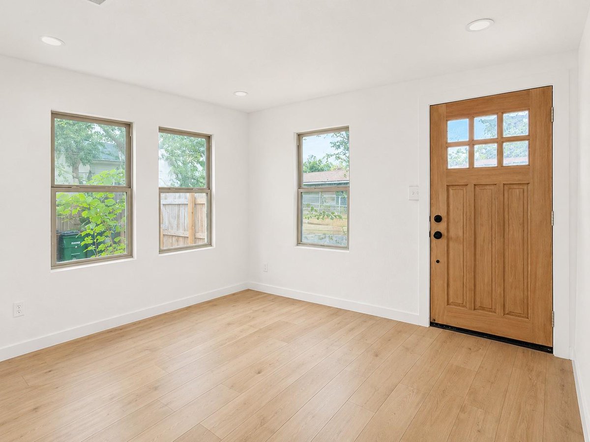 MaryFealkoff's tweet photo. 2404 Santa Rita St, Austin, TX, 78702
3 bed | 2 bath 738 Sq. Ft.
Active | $375,000
https://t.co/aeWWHFZkVE
Fabulous location in the heart of East Austin! Whether you're a first-time homebuyer, investor, or looking for a lock-and-leave lifestyle, this charming three-bedroom,... https://t.co/DDhhS2YVtT