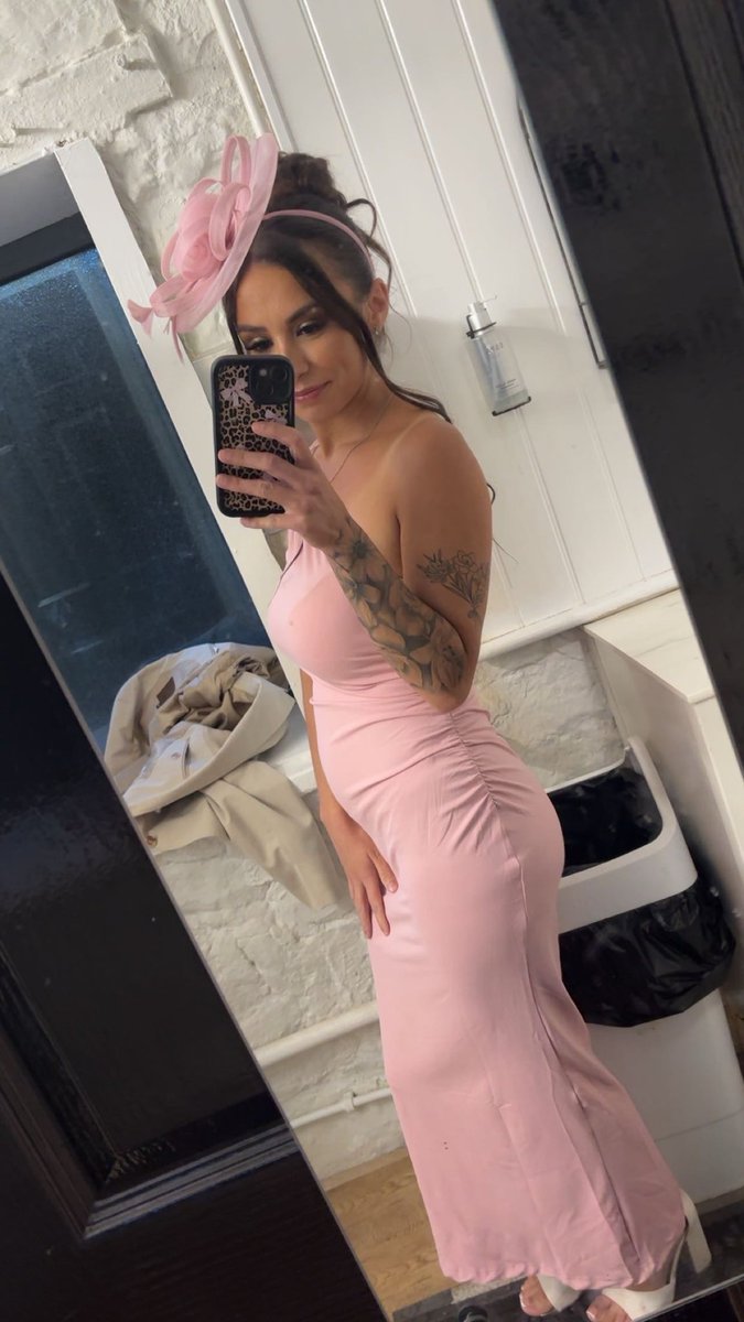 Kayleighsb8m's tweet photo. Get a woman that can do both 🤔 https://t.co/LeoTbuKO56
