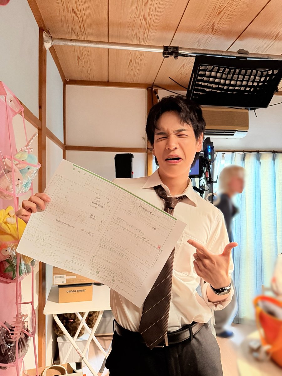 2216_tx's tweet photo. #夫婦と16歳 〜狂気の隣人〜🌹
TVer & U-NEXTで配信中！

📸✦•✧•『 𝐎𝐟𝐟 𝐒𝐡𝐨𝐭 』•✧•✦📸
冴(#岡田結実)からの離婚届を
手にした紘(#豆原一成)...

🔗第𝟲話❯❯https://t.co/hkJbwtdjlo
※第𝟲話のTVer配信は𝟴/𝟭𝟯(木)深夜𝟮𝟰:𝟱𝟵まで⚠️

⭐︎U-NEXTでは最新話まで全話見放題独占配信中📱
⭐︎TVerで第𝟭~𝟯話＋最新話を無料見逃し配信中.ᐟ.ᐟ
☑TVerのお気に入り登録もお願いします❤️‍🔥