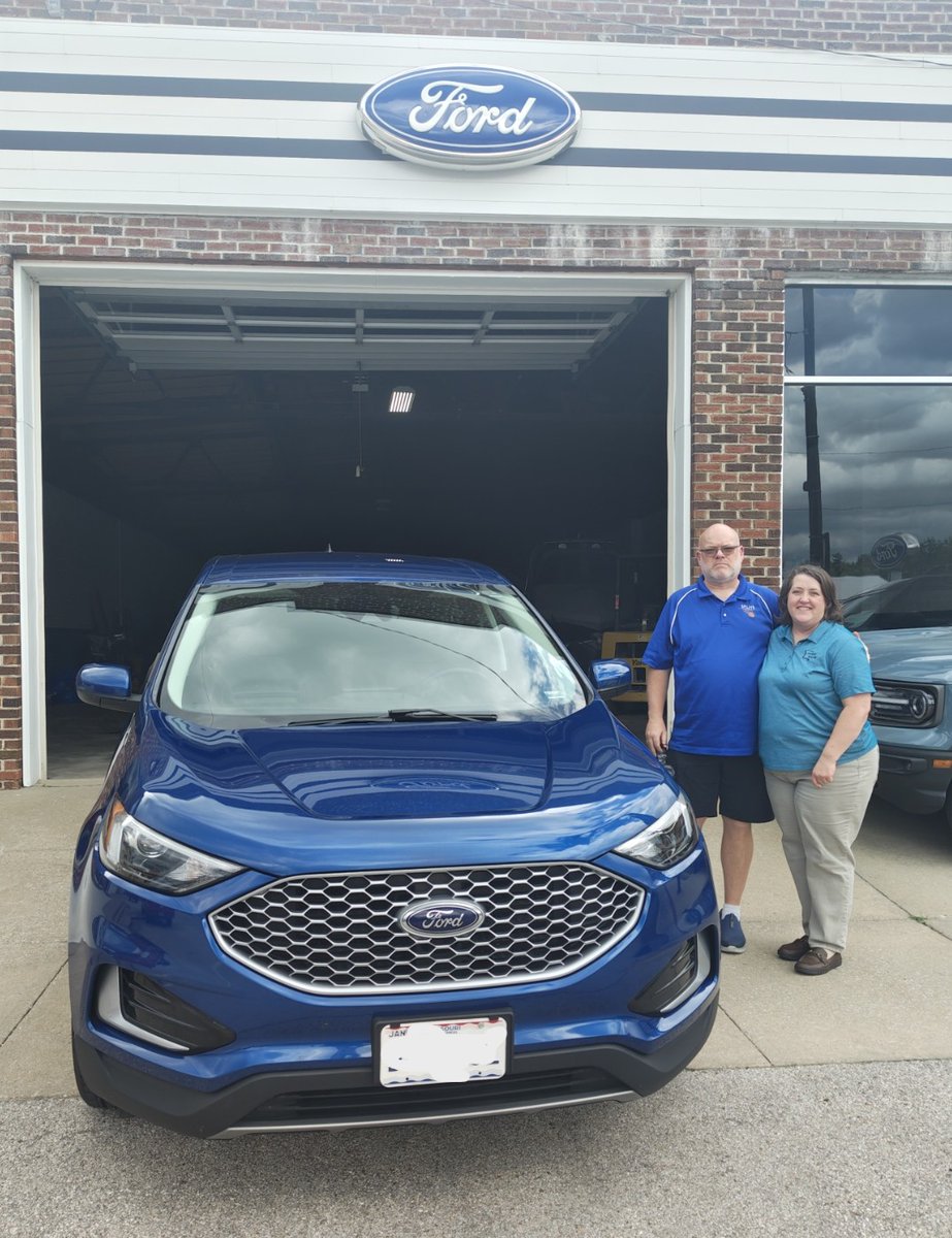 meyer_motors's tweet photo. Thank you, Monte &amp; Marta Pitsch, for the purchase of your Edge SEL!!
@MikeStauch2 
#fordedge
#edgesel
#builtfordproud
#meyermotorsinc
#loyalcustomers https://t.co/kK5gq86LiG