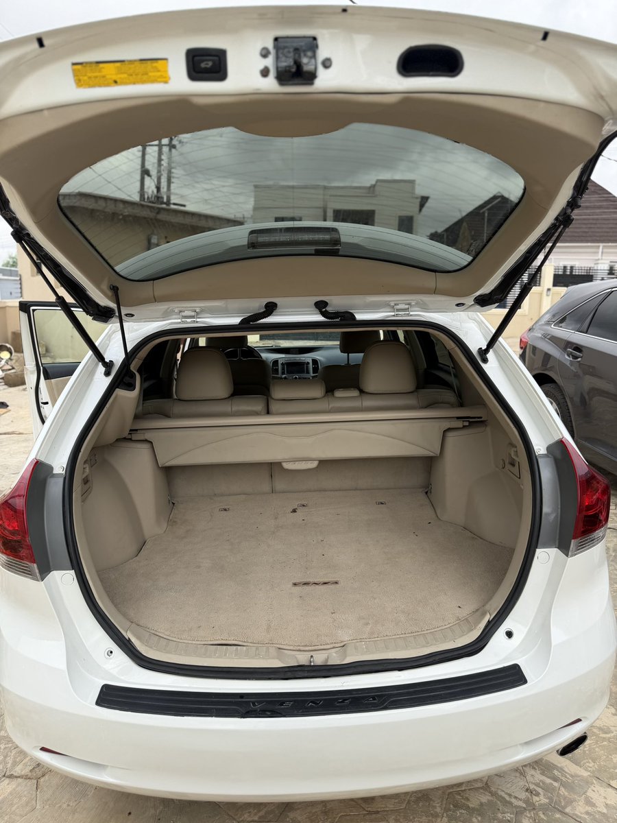 Umarnla's tweet photo. Toyota Venza 2014 XLE 

Custom: April 2026

Location: Ibadan 

Price: 21m 

#CarsForSale #venza #toyotavenza #ibadancars https://t.co/dsIZ78jDWD
