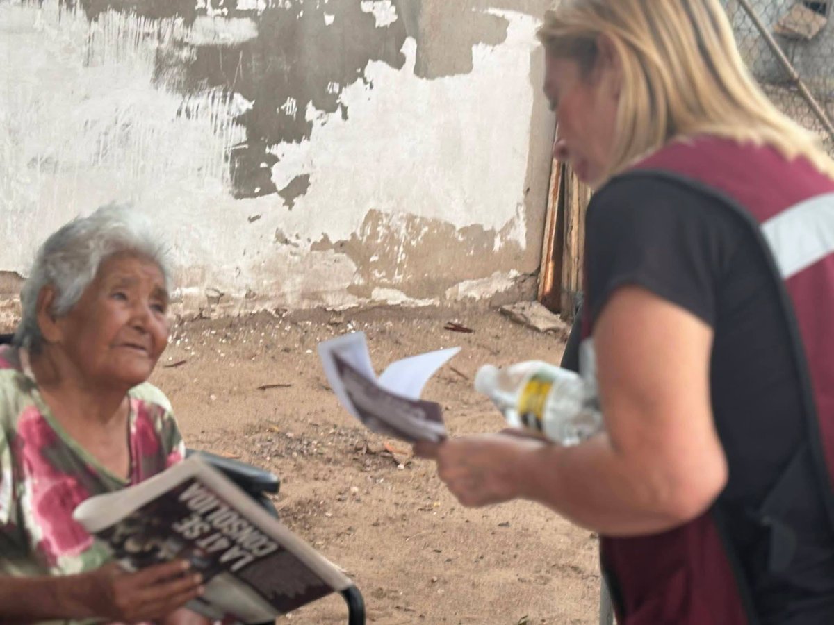 rfsonora's tweet photo. 🔴 #Empalme | Claudia Lizárraga intensifica su recorrido por colonias y comunidades. 📰

Claudia Lizárraga mantiene recorridos permanentes por el casco urbano y las comunidades del valle, donde visita hogares para entregar el periódico Regeneración y dialogar con las familias sobre los avances de la transformación en Sonora.

Su equipo destaca que es la aspirante que más territorio ha recorrido, privilegiando el contacto directo con la ciudadanía y las visitas casa por casa.

#Sonora #Morena