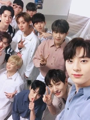 mail_mayday's tweet photo. 워너원 사진 보면 딱 그 시절 (2017~2019년)이 생각나는 필터가 많아서 추억이 저절로 떠오른다🥹 아날로그필름.. B612.. 스노우.. https://t.co/SVME6cjZkw