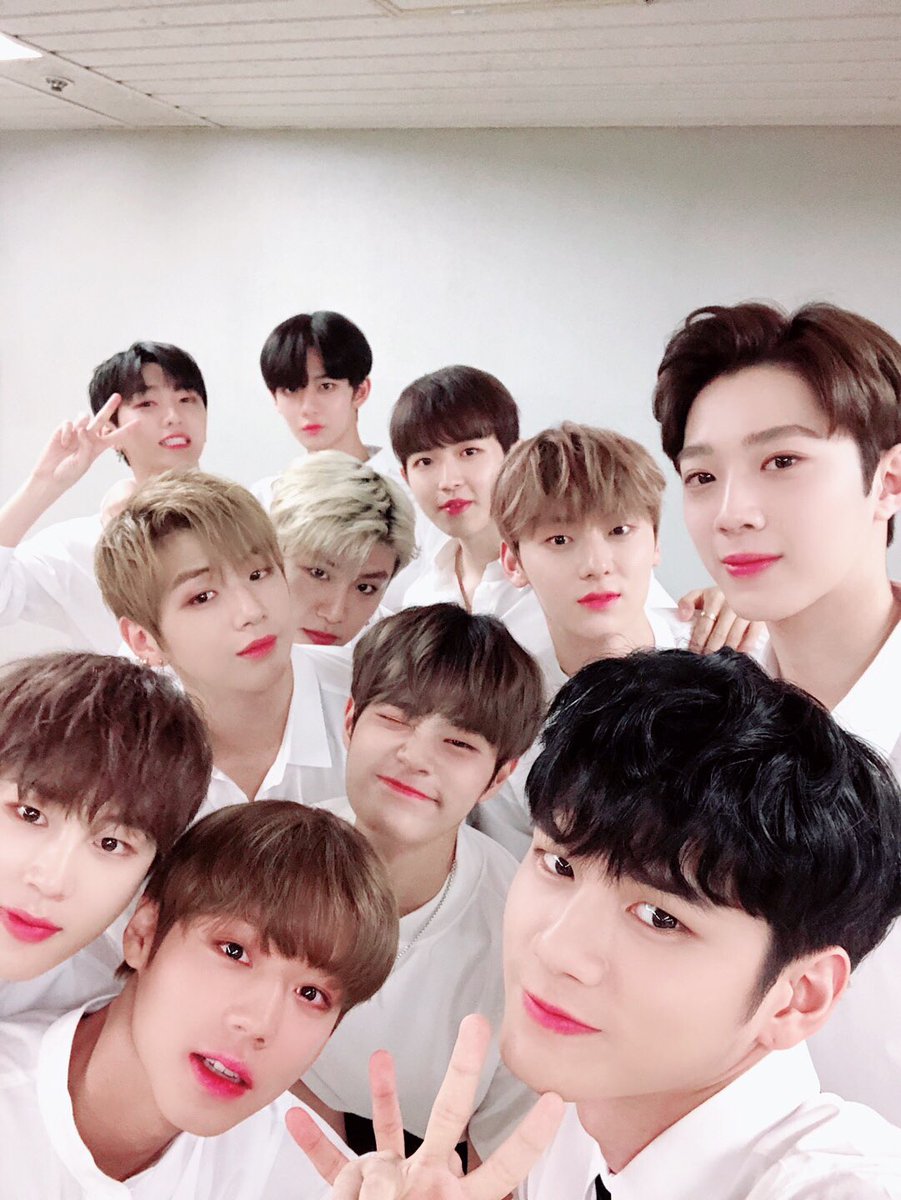 mail_mayday's tweet photo. 워너원 사진 보면 딱 그 시절 (2017~2019년)이 생각나는 필터가 많아서 추억이 저절로 떠오른다🥹 아날로그필름.. B612.. 스노우.. https://t.co/SVME6cjZkw