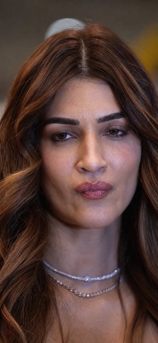 muthalbo's tweet photo. Kriti Sanon  #KritiSanon https://t.co/igktQ94Ygp