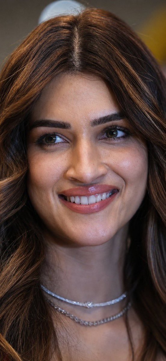 muthalbo's tweet photo. Kriti Sanon  #KritiSanon https://t.co/igktQ94Ygp