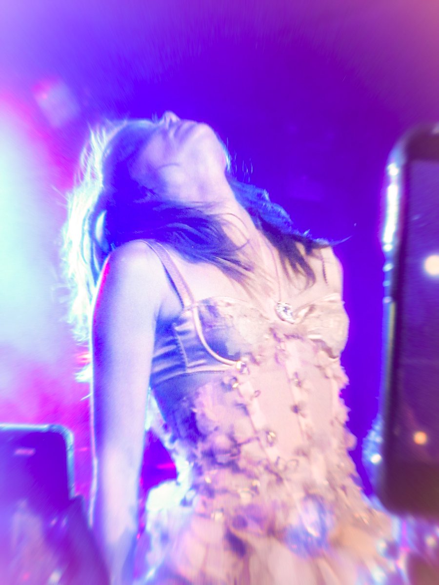 loserloislane's tweet photo. @LiviesHQ you want to let me photograph the show tonight soooooo bad https://t.co/88FrENhoKq