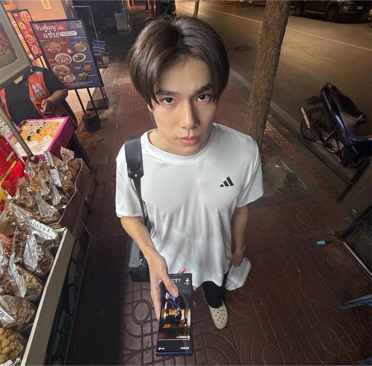 nwtpsawppw's tweet photo. 🐻: the face kinda looks similar 
🐼: Gemini? 🐻: no not Gemini

//I think we know who…….

PONDPHUWIN GRAB BONCHON

#PondPhuwinXBonchonHotTomyum
#ปอนด์ภูวินทร์  https://t.co/TeEfLctAsr https://t.co/YEJ3eXb0Ny
