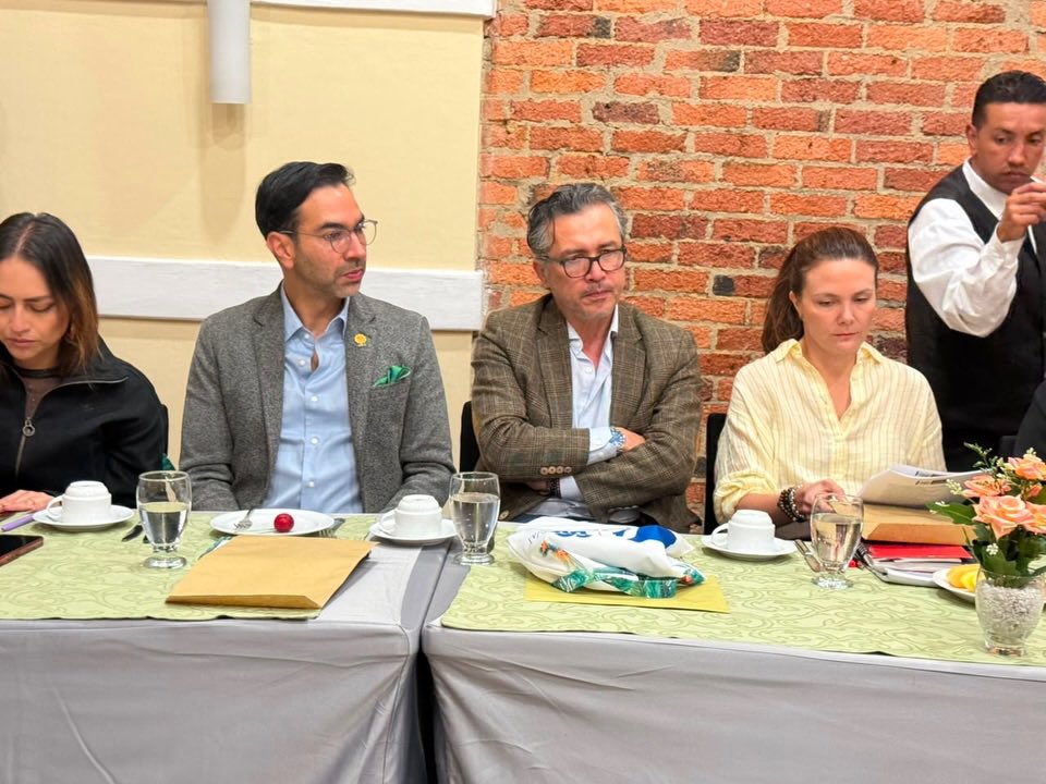 jjUscategui's tweet photo. Agradezco a los congresistas de distintas bancadas que hoy se sumaron en Bogotá a esta mesa de trabajo para construir el proyecto de ley que presentaremos en los próximos días ante el Congreso de la República y que trazará la hoja de ruta de la capital hacia sus 500 años en materia económica, social, de movilidad y en otras áreas estratégicas.

La ciudad del futuro comienza a construirse desde hoy. 🏙️