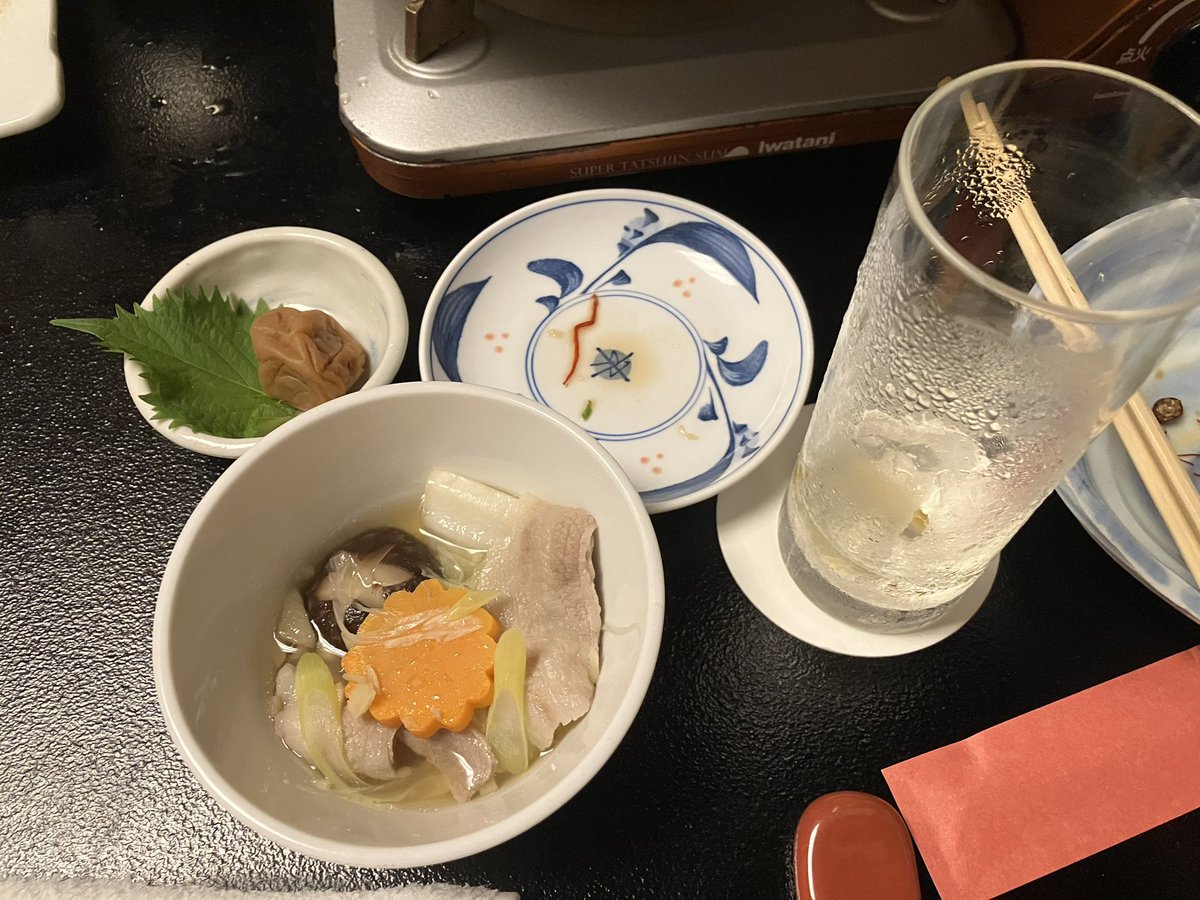 sisojidesyo's tweet photo. 銀座で飲み、お腹いっぱいなのに、美味すぎて、ぜんぜん食べれてしまうシメの鍋。お土産にプリン。そして、タクシーで帰宅。なんだこれ。こんな職場飲みは初めてだ。ごちそうさまでした！ありがとうございました！ https://t.co/Qb9ao3zmc1