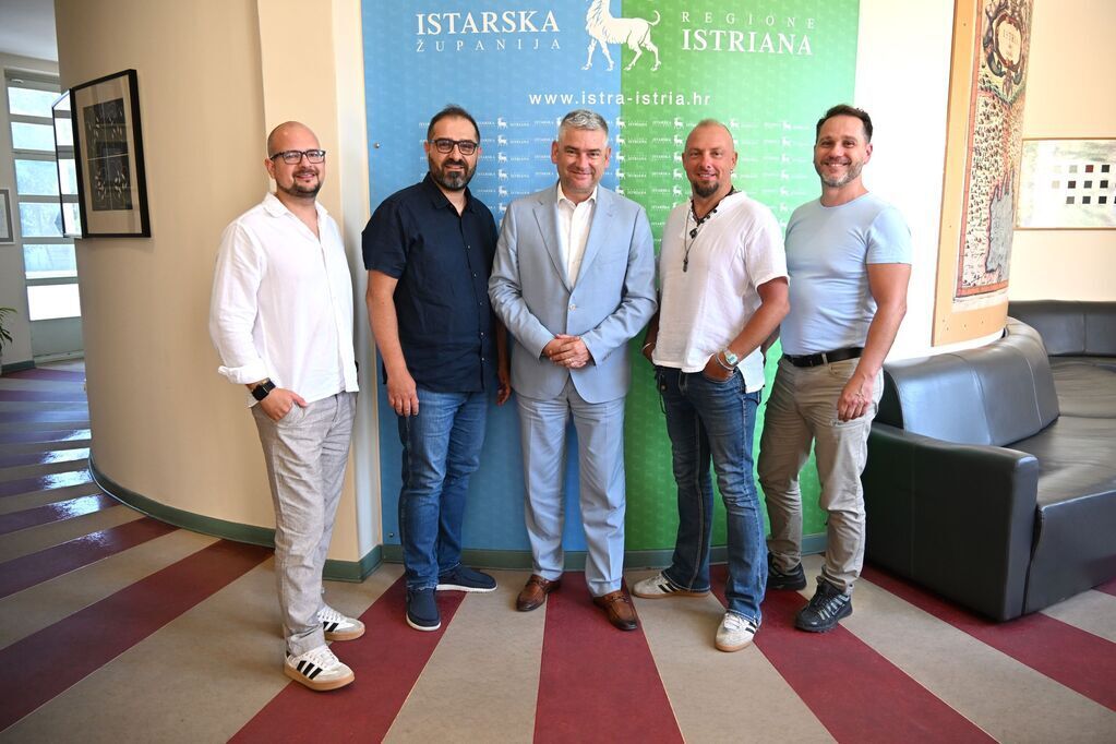 vodnjanski's tweet photo. Župan Miletić primio članove Night Expressa uoči proslave 20 godina djelovanja 

VIŠE U ČLANKU:
https://t.co/7qjuFRqk5i https://t.co/rW30ivbiYR