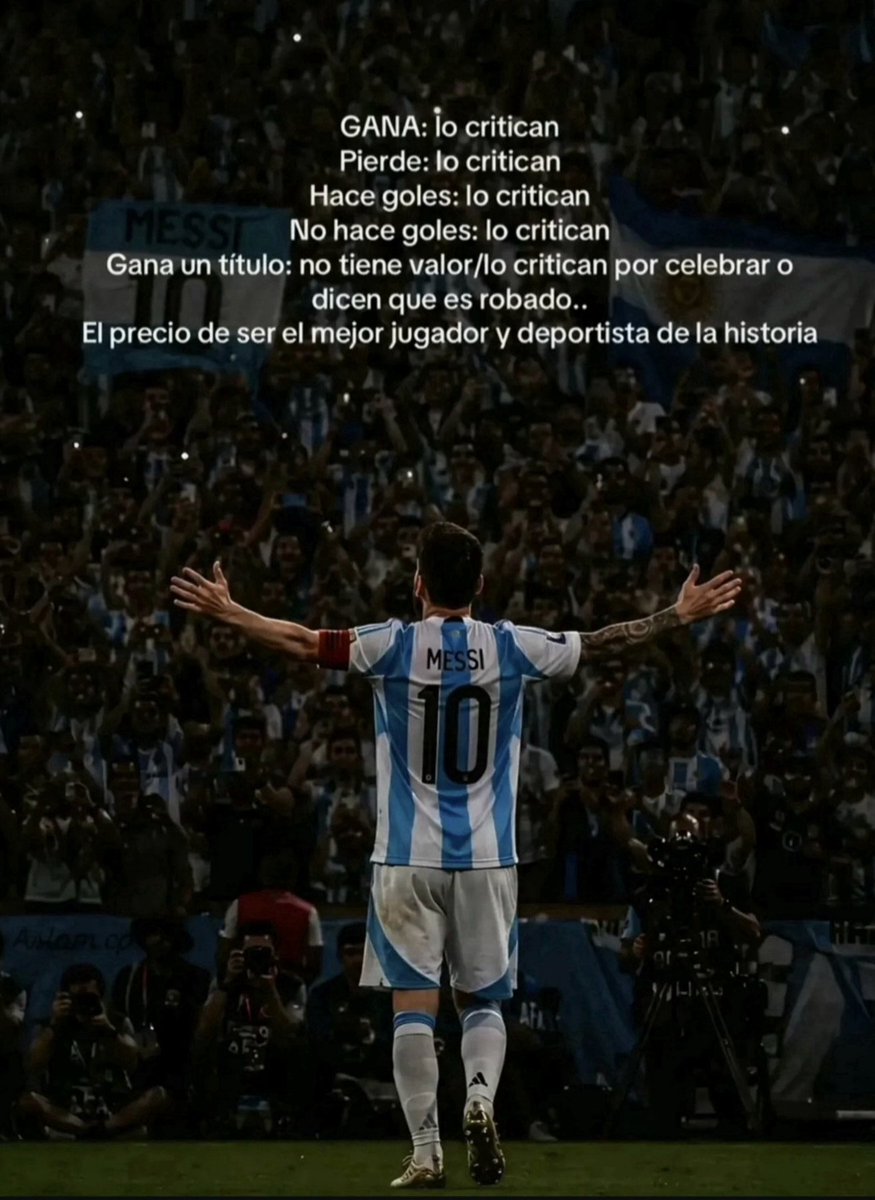 ElEinsteinLibre's tweet photo. 🚨🇦🇷 POR ESO LO CRITICAN TANTO

Gana, pierde, hace goles, levanta títulos… siempre encuentran una excusa para atacarlo.

A algunos españoles y mexicanos les duele aceptar que Lionel Messi no solo es el mejor del mundo: es el mejor futbolista de toda la historia. 🐐🏆 https://t.co/sCQn4feb5b