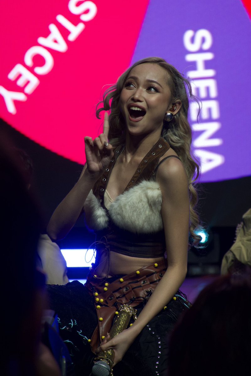 satobaebea's tweet photo. Gwen’s different reactions dahil marked safe sa Wheel of Names

BINI SIGNALS ACROSS LA

#BINI_SIGNALS_LOSANGELES
#BINI_SIGNALS_WORLDTOUR_2026 
#BINI https://t.co/mbrXwSsdd8