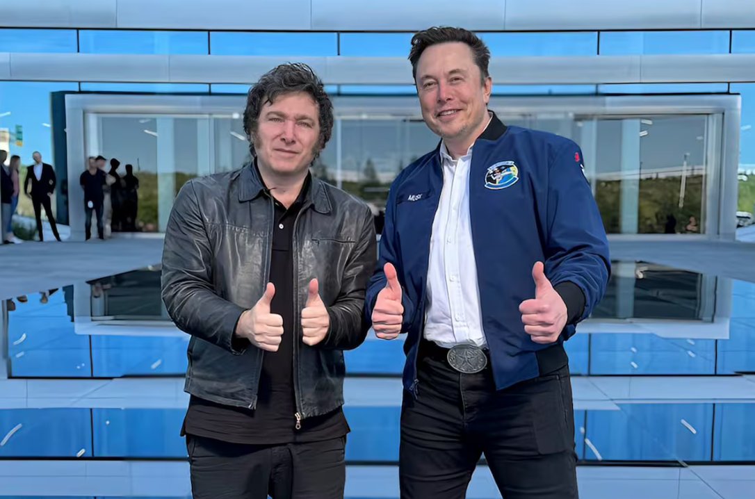 EdgardoRovira's tweet photo. IMPORTANTE

Muchos creen que el problema terminó con el retiro del capítulo sobre la Ley de Tierras. Creo que el verdadero problema recién empieza.

El Gobierno lo retiró porque no consiguió los votos. La lógica que lo llevó a presentarlo sigue intacta y el resto del proyecto continúa avanzando.

Leídas por separado, las distintas iniciativas parecen discusiones aisladas. Puestas una al lado de la otra, todas empujan en la misma dirección.

El capítulo sobre tierras era apenas una pieza. El programa de gobierno sigue.

En el siglo XX las potencias competían por el petróleo. En el XXI competirán por la infraestructura capaz de alimentar la inteligencia artificial.

La Argentina corre el riesgo de convertirse en un paraíso fiscal y legal para las grandes plataformas tecnológicas y los fondos de inversión. Un país donde resulte sencillo acceder a recursos estratégicos, consumir enormes cantidades de agua y energía, recibir beneficios fiscales extraordinarios y operar con menos controles ambientales. Encontrar responsables por las consecuencias será bastante más difícil.

La discusión sobre la tierra quedó postergada por falta de votos. El Súper RIGI sigue su camino. La Ley de Glaciares ya fue modificada. El Gobierno impulsa la desregulación de la inteligencia artificial y, según trascendió, trabaja en una reforma para permitir sociedades gestionadas por agentes de IA o robots.

Cambian los títulos de los proyectos, pero el sentido permanece. Las leyes ómnibus, las leyes bases y las grandes reformas suelen presentarse bajo títulos generales. Adentro modifican decenas de normas distintas al mismo tiempo. Mientras buena parte de la discusión pública se concentra en algunos artículos, muchos otros pasan casi inadvertidos.

Todo esto lleva a una pregunta importante. ¿Qué relación existe entre la tierra, el agua, la energía, la inteligencia artificial, los centros de datos, el Súper RIGI y la flexibilización de los controles ambientales?

Muchísima. La inteligencia artificial no funciona solamente con algoritmos. Vive sobre tierra, consume enormes cantidades de agua y energía y depende de minerales para fabricar servidores y chips.

Ahí aparece el hilo que une todo el proyecto. Para facilitar ese desembarco, el Gobierno ofrece beneficios fiscales, acceso a recursos estratégicos y un marco con menos controles ambientales y regulatorios.

La tecnología es nueva. La lógica del negocio es muy vieja. Consiste en crear condiciones cada vez más favorables para que un puñado de empresas concentre infraestructura estratégica, pague menos impuestos y traslade una parte creciente de las consecuencias al resto de la sociedad.

Por eso estas iniciativas no deberían analizarse por separado. Cada una modifica una pieza distinta. Juntas dejan ver el modelo de país que el Gobierno intenta construir.

Texas permite ver hacia dónde conduce este modelo. Durante los últimos días aparecieron en Estados Unidos nuevos informes y editoriales que advierten sobre las consecuencias de esta carrera por construir infraestructura para la inteligencia artificial. Vale la pena leerlos.

El Gobierno de ese estado llegó a conceder permisos para centrales destinadas a abastecer centros de datos en dos, tres y hasta veinte días. La urgencia por acelerar las inversiones terminó desplazando preguntas elementales. ¿Cuánto tiempo requiere evaluar un proyecto de semejante magnitud? ¿Qué impacto tendrá sobre el ambiente, el agua, la calidad del aire y las comunidades afectadas? Todo parece subordinado a una sola prioridad: construir cada vez más rápido.

Un relevamiento contabilizó 82 centrales proyectadas en todo Estados Unidos para alimentar esta infraestructura. Treinta y nueve se concentran en Texas. Si todas llegan a construirse, emitirían cada año una cantidad de gases de efecto invernadero comparable a la generada por casi la mitad de los automóviles particulares del país.

El caso de Meta en El Paso permite medir la escala del negocio. El campus, desarrollado junto con BlackRock, está valuado en unos 14.000 millones de dólares. Para abastecerlo se proyecta una central con 813 generadores a gas capaces de funcionar las veinticuatro horas. Solo esa instalación podría emitir más de 1,5 millones de toneladas de gases de efecto invernadero por año.

El caso de Meta en El Paso permite medir la escala del negocio. El campus, desarrollado junto con BlackRock, está valuado en unos 14.000 millones de dólares. Para abastecerlo se proyecta una central con 813 generadores a gas capaces de funcionar las veinticuatro horas. Solo esa instalación podría emitir más de 1,5 millones de toneladas de gases de efecto invernadero por año.

La construcción demandará más de cuatro mil trabajadores y, una vez terminado el complejo, quedarán alrededor de trescientos puestos permanentes. A cambio, la empresa recibió una reducción del 80% en los impuestos inmobiliarios durante un período que puede extenderse hasta treinta y cinco años.

La construcción demandará alrededor de 1.400 trabajadores y, una vez terminado el complejo, quedarán alrededor de trescientos puestos permanentes. A cambio, la empresa recibió una reducción del 80% en los impuestos inmobiliarios que puede extenderse hasta treinta y cinco años. La comparación habla por sí sola.

Chile demuestra que el problema excede a Estados Unidos. Ya tiene treinta y tres centros de datos operativos y otros treinta y cuatro proyectados. Muchos se concentran alrededor de Santiago, una región que atraviesa una crisis hídrica desde hace más de una década. Una estimación de 2022 calculó que cuatro de los complejos más grandes de Quilicura consumían alrededor de 1.500 millones de litros de agua por año.

El caso de Google en Cerrillos muestra por qué importan los controles. La empresa pretendía utilizar agua subterránea del Acuífero Santiago Central para refrigerar sus servidores. El Segundo Tribunal Ambiental dejó parcialmente sin efecto la autorización porque la evaluación omitía los efectos del cambio climático y no aportaba información suficiente para descartar impactos significativos sobre el acuífero. Google tuvo que rediseñar el proyecto y reemplazar la refrigeración por agua por un sistema basado en aire.

Ese control ambiental que algunos presentan como una traba consiguió que una de las empresas más poderosas del mundo modificara su proyecto antes de poner en riesgo una de las principales reservas de agua de una región castigada por la sequía.

Milei ya explicó cómo piensa estas cuestiones. En septiembre de 2023 sostuvo en La Rural que una empresa podía "contaminar el río todo lo que quiera" y preguntó: "¿Adónde está el daño? ¿Dónde está el problema ahí?". También afirmó que el precio del agua era cero y que, "cuando falte el agua", alguien encontraría un negocio y reclamaría derechos de propiedad.

No fue un exabrupto. Ahí aparece una manera de entender la relación entre el Estado, el ambiente y el mercado. La protección ambiental deja de ser un límite y el mercado pasa a ser la respuesta incluso frente a la contaminación o la escasez.

Trump transformó esa idea en política pública. Ordenó acelerar los permisos para centros de datos y su infraestructura energética, reducir las evaluaciones ambientales y ampliar las excepciones que permiten avanzar con los proyectos. La velocidad de la inversión pasó a estar por encima de cualquier precaución.

La Argentina parece recorrer el mismo camino. El Súper RIGI reduce la carga tributaria de las empresas adheridas: pagarán un 15% de Ganancias frente a una alícuota general que puede llegar al 35%. Las nuevas relaciones laborales vinculadas al proyecto tendrán contribuciones patronales del 10%. Además, podrán importar sin aranceles, exportar sin retenciones desde el primer día y disponer progresivamente de las divisas hasta alcanzar el 100% en el tercer año.

El régimen también garantiza estabilidad tributaria, aduanera, previsional y cambiaria durante treinta años y permite que determinados conflictos con el Estado terminen en tribunales arbitrales internacionales.

El catálogo de beneficios ocupa páginas enteras. El de las obligaciones sigue bastante más vacío.

Un centro de datos demanda enormes cantidades de electricidad y agua. Requiere redes de transmisión, caminos, conectividad, infraestructura pública y territorio. Nada de eso aparece por generación espontánea. Todo exige planificación, inversiones y un Estado con capacidad para controlar, sancionar y cobrar por los daños cuando los haya.

Antes de conceder beneficios extraordinarios durante treinta años, el Gobierno debería responder algunas preguntas elementales. ¿De dónde saldrá la energía? ¿Quién financiará las nuevas redes? ¿Cómo se protegerá el abastecimiento local? ¿Qué ocurrirá con el agua? ¿Qué capacidad quedará disponible para universidades, organismos públicos, PyMEs y empresas argentinas? Hasta ahora no respondió ninguna.

Ya no se discuten solamente inversiones. Se discuten soberanía, recursos y poder.

Europa eligió otro camino. La Unión Europea clasificó los sistemas de inteligencia artificial según sus riesgos, prohibió determinados usos e impuso obligaciones de transparencia, documentación técnica, trazabilidad y supervisión humana. Las infracciones más graves pueden recibir multas de hasta 35 millones de euros o el 7% de la facturación mundial.

El criterio es sencillo: cuanto mayor sea la capacidad de una tecnología para afectar derechos, mayor deberá ser la responsabilidad de quienes la desarrollen y utilicen.

La reforma que comenzó a conocerse en la Argentina pretende habilitar sociedades gestionadas por agentes de inteligencia artificial o robots. Mantendría un administrador humano, pero deja abiertas preguntas decisivas. ¿Quién responderá por una decisión discriminatoria, un accidente, un despido automatizado, una operación financiera irregular o cualquier otro daño provocado por el sistema?

Europa exige responder esas preguntas antes de poner la tecnología en circulación. Acá pretenden habilitar primero el negocio y buscar al responsable después del daño.

Es la misma lógica que atraviesa todo el proyecto. El Estado resigna impuestos, capacidad de regulación y herramientas de control mientras las empresas concentran infraestructura, información, energía, recursos naturales y una porción cada vez mayor del poder económico.

Detrás de la promesa de inversión también se está decidiendo quién fijará las condiciones durante los próximos treinta años.

Una sociedad de estas características podría contratar trabajadores, despedirlos, otorgar créditos, administrar datos personales, fijar precios, mover dinero y celebrar operaciones mediante sistemas cuya lógica resulte inaccesible para las personas afectadas.

Frente a cualquier daño harán falta registros, auditorías, acceso al funcionamiento del sistema y reglas capaces de identificar responsables. Todo eso debería resolverse antes de conceder semejante autonomía. El Gobierno propone exactamente el camino inverso.

La infraestructura digital concentrará una parte creciente de la economía mundial. Quien controle los centros de datos, los modelos de inteligencia artificial, la capacidad de cómputo y enormes volúmenes de información podrá influir sobre el crédito, el trabajo, el consumo, la producción, la circulación de contenidos y buena parte de las decisiones económicas.

Por eso esta discusión ya no trata solamente de tecnología, ambiente o impuestos. Estamos hablando de soberanía.

La soberanía del siglo XXI ya no se juega solamente en las fronteras. También se juega en quién controla los datos, la energía, el agua, la infraestructura y las reglas con las que funciona la economía.

Hace algún tiempo escribí que Milei quería convertir a la Argentina en un paraíso fiscal y legal para las grandes empresas de inteligencia artificial. Hoy esa definición se parece cada vez más a un programa de gobierno.

Antes de conceder beneficios extraordinarios durante treinta años, el Congreso debería exigir condiciones ambientales rigurosas, límites al consumo de agua y energía, infraestructura financiada por las propias empresas, participación efectiva de las comunidades afectadas, empleo local, transferencia tecnológica, capacidad de cómputo reservada para universidades, organismos públicos y empresas argentinas, protección de los datos personales y responsables humanos claramente identificables frente a cualquier daño.

Un mandato presidencial dura cuatro años. Los privilegios del Súper RIGI, treinta.

Milei dejará la Casa Rosada mucho antes de que los centros de datos apaguen sus servidores. Las centrales eléctricas seguirán consumiendo energía, los contratos seguirán produciendo efectos, las exenciones continuarán vigentes y las sociedades automatizadas seguirán tomando decisiones. Lo que puede dejar de existir son las herramientas que hoy tiene el Estado argentino para decidir sobre todo eso.

El capítulo sobre tierras fue retirado por falta de votos. La lógica que lo impulsó sigue avanzando por otros caminos. Cada artículo redefine quién controlará durante las próximas décadas una parte creciente de la infraestructura estratégica, la energía, el agua, la información, los recursos naturales y la economía argentina.

La inteligencia artificial compite por datos. También compite por tierra, agua, energía, minerales, infraestructura y reglas.

Si el Estado renuncia a esas reglas, no solamente cambia un régimen de promoción. Cambia quién tendrá el poder de decidir sobre los recursos estratégicos de la Argentina durante las próximas décadas.