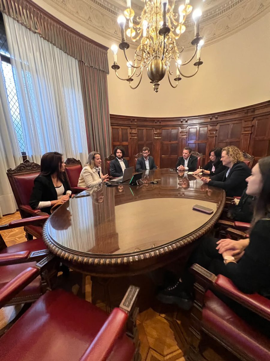 UEenARG's tweet photo. Aprovechamos nuestra presencia en Santa Fe para dialogar con la @BolsaRosario, conocer en primera persona a muchos interlocutores del sector, y preparar con el @MinAgriCba nuestra visita de Consejeros comerciales de la UE a la Provincia en octubre. https://t.co/F8Wa7pEVrW