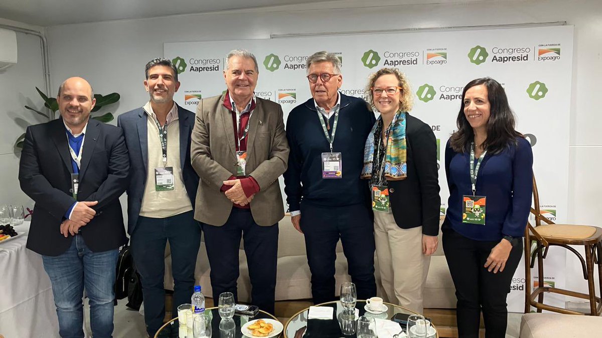 UEenARG's tweet photo. Aprovechamos nuestra presencia en Santa Fe para dialogar con la @BolsaRosario, conocer en primera persona a muchos interlocutores del sector, y preparar con el @MinAgriCba nuestra visita de Consejeros comerciales de la UE a la Provincia en octubre. https://t.co/F8Wa7pEVrW