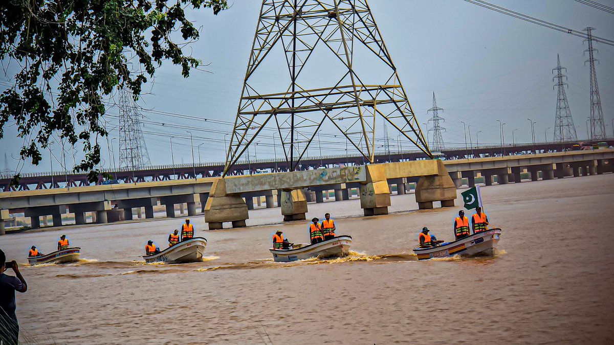 MaryamNSharif's tweet photo. Mock exercises in River Chenab as part of flood preparedness. Punjab cares. https://t.co/UNqxtzhPQf