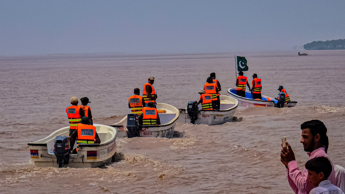 MaryamNSharif's tweet photo. Mock exercises in River Chenab as part of flood preparedness. Punjab cares. https://t.co/UNqxtzhPQf