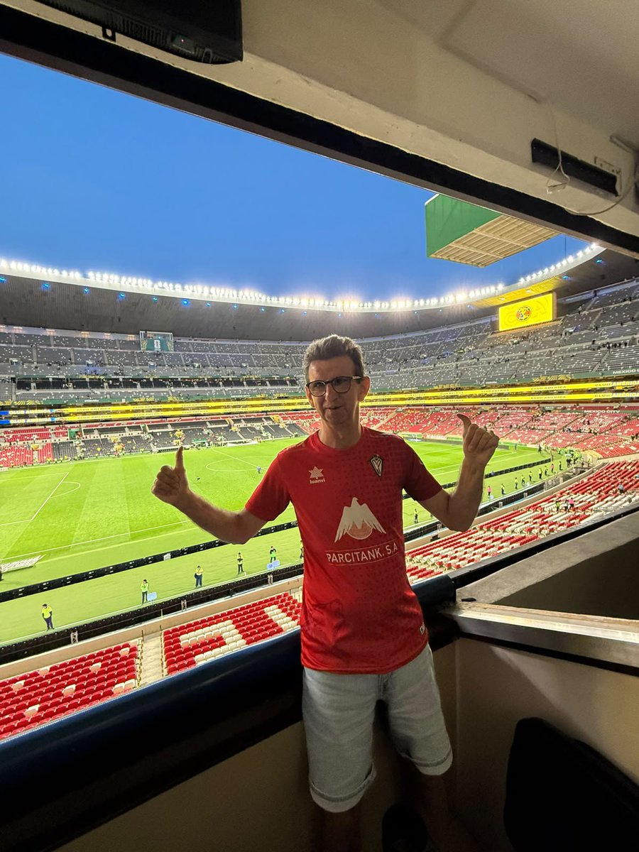 CPVillarrobledo's tweet photo. 🌍❤️💙 ¡El sentimiento por el CP Villarrobledo no conoce fronteras!
Nuestra pasión viaja por todo el mundo y hoy nos llega una imagen que nos llena de orgullo. El gran Jacinto Mecinas nos envía su saludo desde el mítico Estadio Azteca de México, luciendo con orgullo la camiseta. https://t.co/6gtMFzkN46