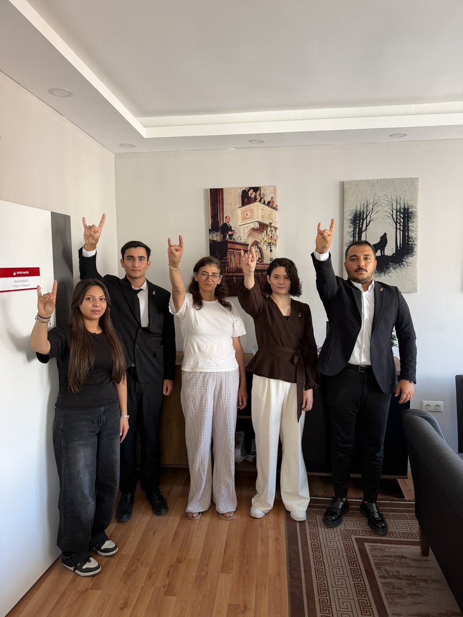 zpgencresmi's tweet photo. Teşkilatlardan Sorumlu Genel Başkan Yardımcımız Sn. Akın Kuşdemir, Yozgat Gençlik Kolları Teşkilatımızı ziyaret ederek teşkilat çalışmalarını yerinde değerlendirdi.

Gerçekleştirilen ziyarette Yozgat Gençlik Kolları Başkanımız Sn. Selin Hanife Gül'e ve Zafer Partisi Yozgat İl Yöneticilerimize nazik misafirperverliklerinden ötürü teşekkür ederiz.

Zafer Partisi Gençlik Kolları olarak; Atamızın izinde, Genel Başkanımız Prof. Dr. Ümit Özdağ liderliğinde teşkilatlanmaya devam ediyoruz.