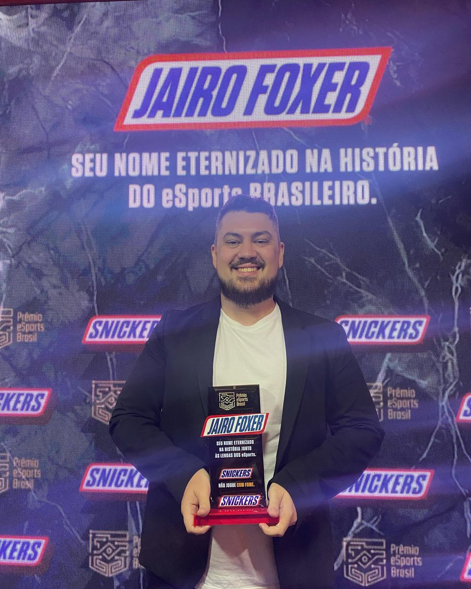 Foxer_JJ's tweet photo. Pela 1ª vez, após 5 edições seguidas, não farei parte do do Superjúri do @premioesportsbr.
E esse não é um post para reclamar. Muito pelo contrário. Decisão 100% acertada do #PEB, devido ao meu afastamento dos esports.
É mais para refletir mesmo. A cada ciclo meu que se encerra nos esports, sinto um pouco. As vezes bate saudade. Mas precisamos seguir em frente e sigo por perto da maneira que posso.
Da minha parte, ficam meus parabéns ao prêmio, todo o reconhecimento e o desejo eterno de sucesso ❤️
Sei que não é perfeito, mas considero essa iniciativa de extrema importância pro cenário. Especialmente pelo fato do PEB ser único. Nenhum outro se assemelha!
Peço a todos que acompanhem mais, abracem e votem no PEB. Este é um momento reservado para todos nós engrandecermos nossa cena junto a esse importante trabalho.
Estarei daqui fazendo o mesmo. E quem sabe na cerimônia eu não apareça por lá hahaha.