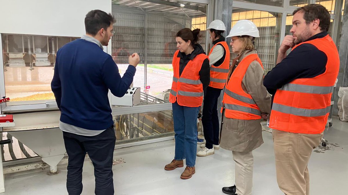 UEenARG's tweet photo. Gracias a @CONINAGRO y la @ACAcoop conocimos su planta de Puerto Timbúes, junto a los colegas de la Oficina Agrícola de los Países Bajos. 
Allí pudimos ver cómo una compañía 🇦🇷 enfrenta los desafíos logísticos y de controles para la exportación de granos desde el Gran Rosario. https://t.co/pOd144wplZ