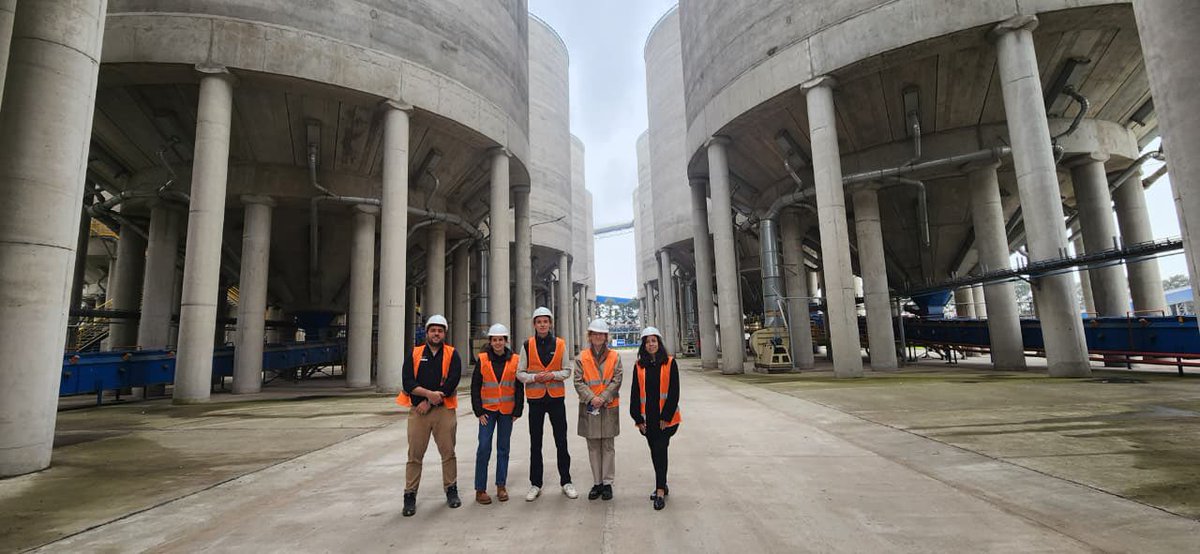 UEenARG's tweet photo. Gracias a @CONINAGRO y la @ACAcoop conocimos su planta de Puerto Timbúes, junto a los colegas de la Oficina Agrícola de los Países Bajos. 
Allí pudimos ver cómo una compañía 🇦🇷 enfrenta los desafíos logísticos y de controles para la exportación de granos desde el Gran Rosario. https://t.co/pOd144wplZ