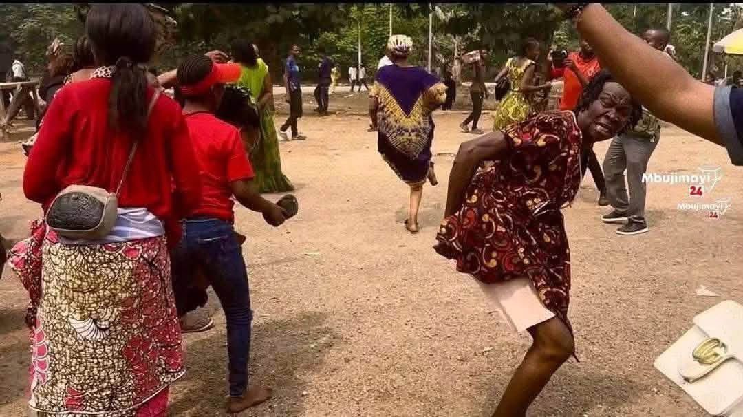 KimKimuntu's tweet photo. #MIBA-Bakwanga : La bataille autour des
terres ancestrales prend une nouvelle tournure Ă Mbuji-mayi.
Le conflit foncier opposant la MIBA et certains représentants de la communauté
Bakwanga connaĂźt un nouveau rebondissement Ă Mbuji-mayi.â€”ïž https://t.co/X7s0mdLkmP