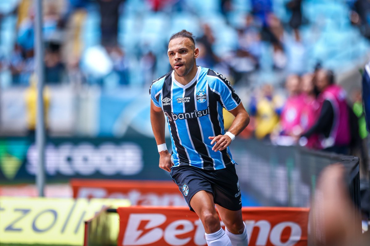 GremioTimeLine's tweet photo. Braithwaite NÃO pode mais vestir a Camisa do Grêmio.

Doa esse mlk, sem condições.

Ele chegou em um ponto de atrapalhar o time em campo. https://t.co/7PoilezCej