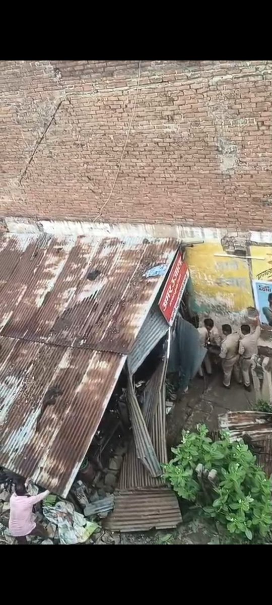 shivkumarkorb's tweet photo. @ankitkeshayqgj @myogiadityanath @myogioffice @DM_PRAYAGRAJ @CMOfficeUP @DCPYNagarPrj @DripsAjaypal अगर sdm संदीप तिवारी सही है तो कब्जा बेदखली का कोर्ट का आदेश दिखा दे और अगर कोर्ट द्वारा ऐसा कोई आदेश नहीं दिखा पाए तो उन सभी अधिकारियों के खिलाफ कार्रवाई की जाए @myogiadityanath @myogioffice @CMOfficeUP https://t.co/p7zmAV250n