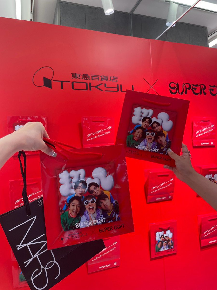 htk_yss's tweet photo. ショッパー買ったら可愛い化粧品ついてきてはっぴー！パネル見に行ったら気づいた時には手元にCDがあってはっぴー！SUPER EIGHTがいるところは常にはっぴー！
#ダンダーラ
#SUPER_EIGHT https://t.co/WBZFb6kEo9