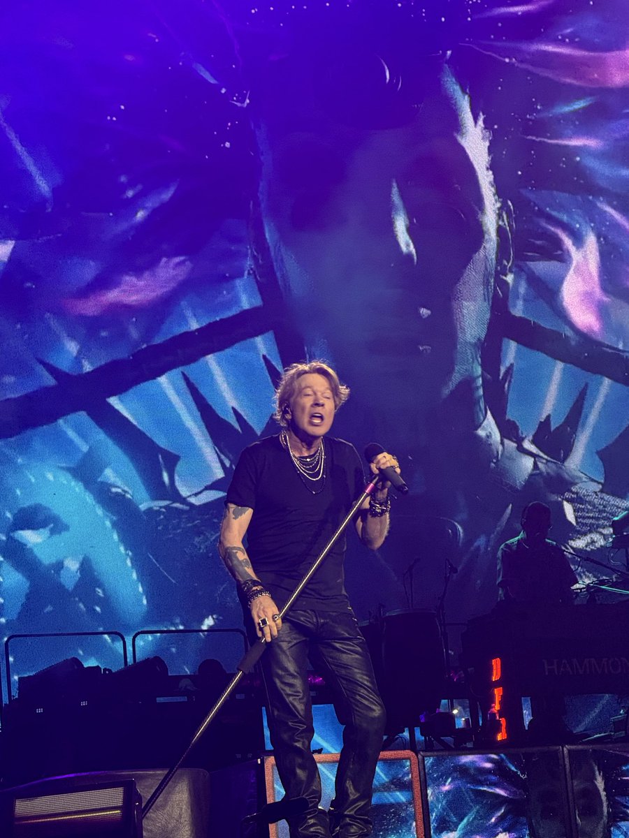 Antton10's tweet photo. Incredible concert.
Rogers stadium

@gunsnroses 
@deljamesgang https://t.co/6yIDkCRopW