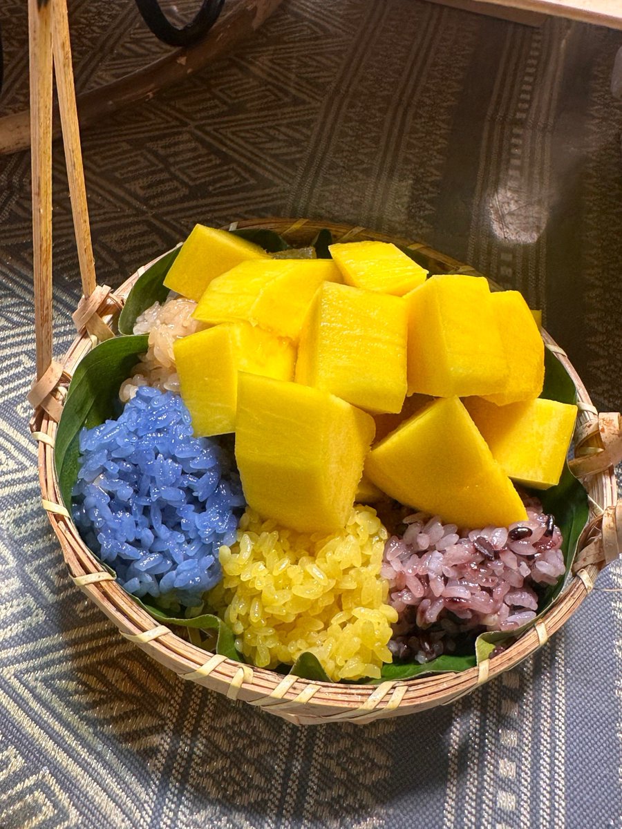 el_rojo_coro's tweet photo. Just pulled this warm mango sticky rice straight from the wok—sweet, creamy, and totally my post-hike win! ， https://t.co/jY5jBVyQum