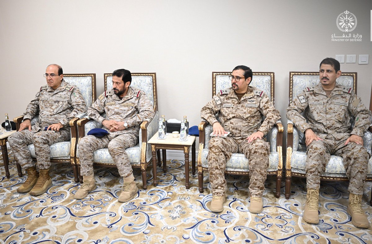 modgovksa's tweet photo. معالي رئيس هيئة الأركان العامة الفريق الأول الركن فياض الرويلي يلتقي الأمين المساعد للشؤون العسكرية بالأمانة العامة لمجلس التعاون لدول الخليج العربية اللواء الركن سلمان الفضالة، ويبحثان سبل تعزيز التعاون والتنسيق بما يخدم العمل العسكري الخليجي المشترك.

#وزارة_الدفاع https://t.co/IwKYyHsWse