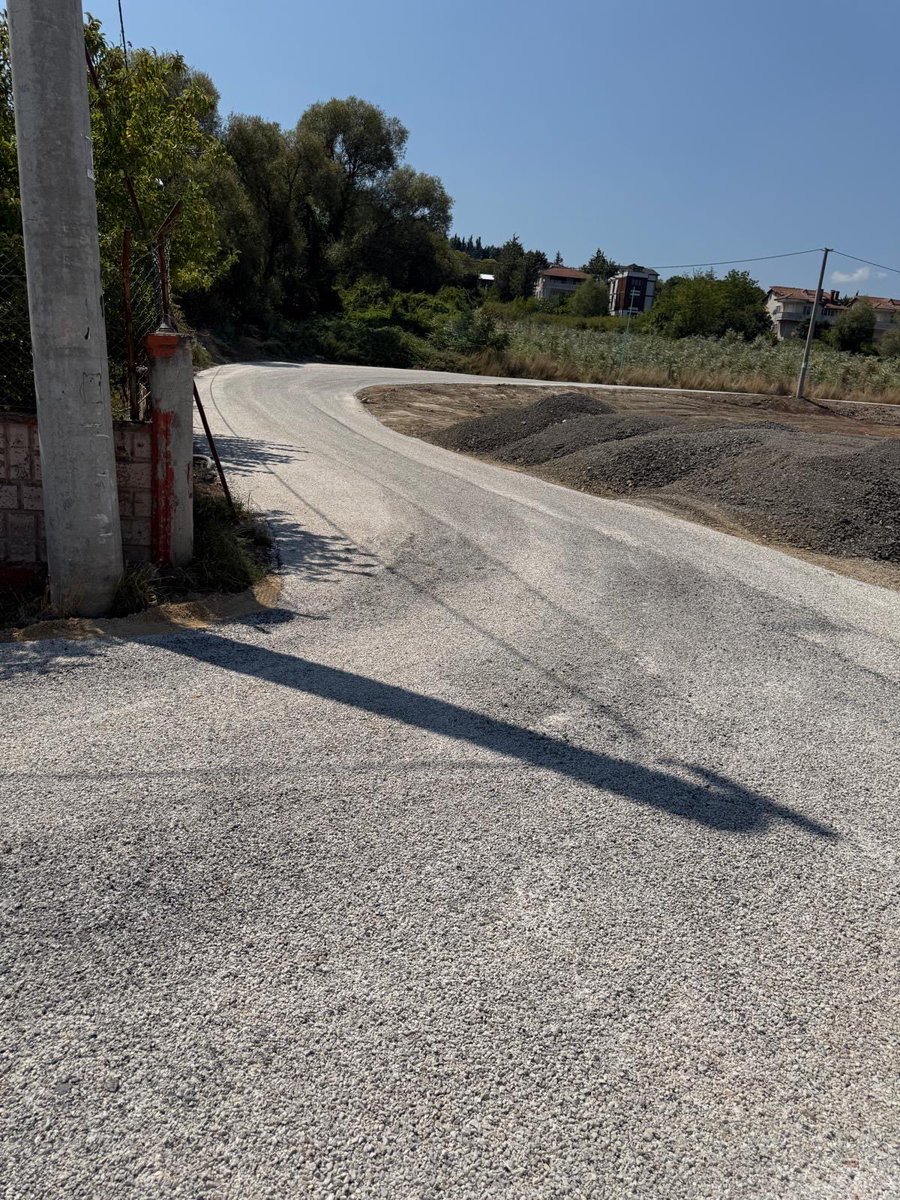 termalkaymakaml's tweet photo. Akköy Köyiçi Mevkii’nde bozulan sathi kaplama yol yenilenerek vatandaşlarımızın güvenli kullanımına sunulmuştur.

İlçemize kazandırılan bu hizmet dolayısıyla Devlet Su İşleri Genel Müdürlüğümüze teşekkür ediyor, vatandaşlarımıza hayırlı olmasını diliyoruz.

@ahusta07 
@dsigovtr https://t.co/8Fr5mEhTki
