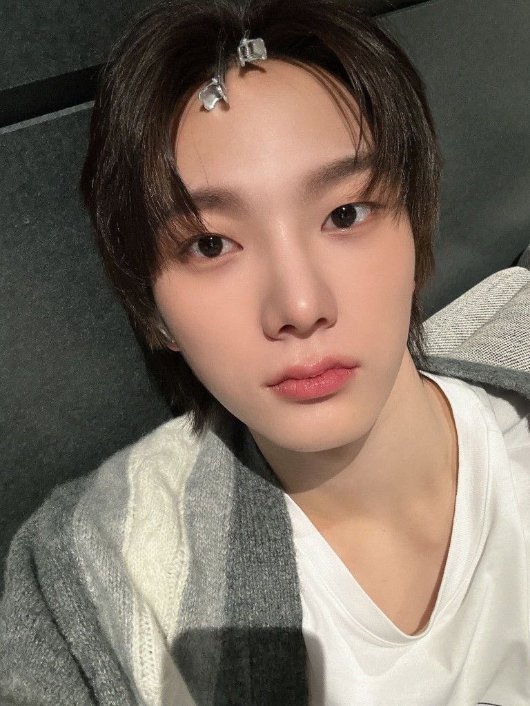 luvs2ho's tweet photo. 이제 길거리 다니다가 입이 ⏖ 이렇게 생긴 것만 보면 성호라고 주장함… 하지만 정말 입술이 저렇게 생겻는 걸 https://t.co/BlhFlfXEPT