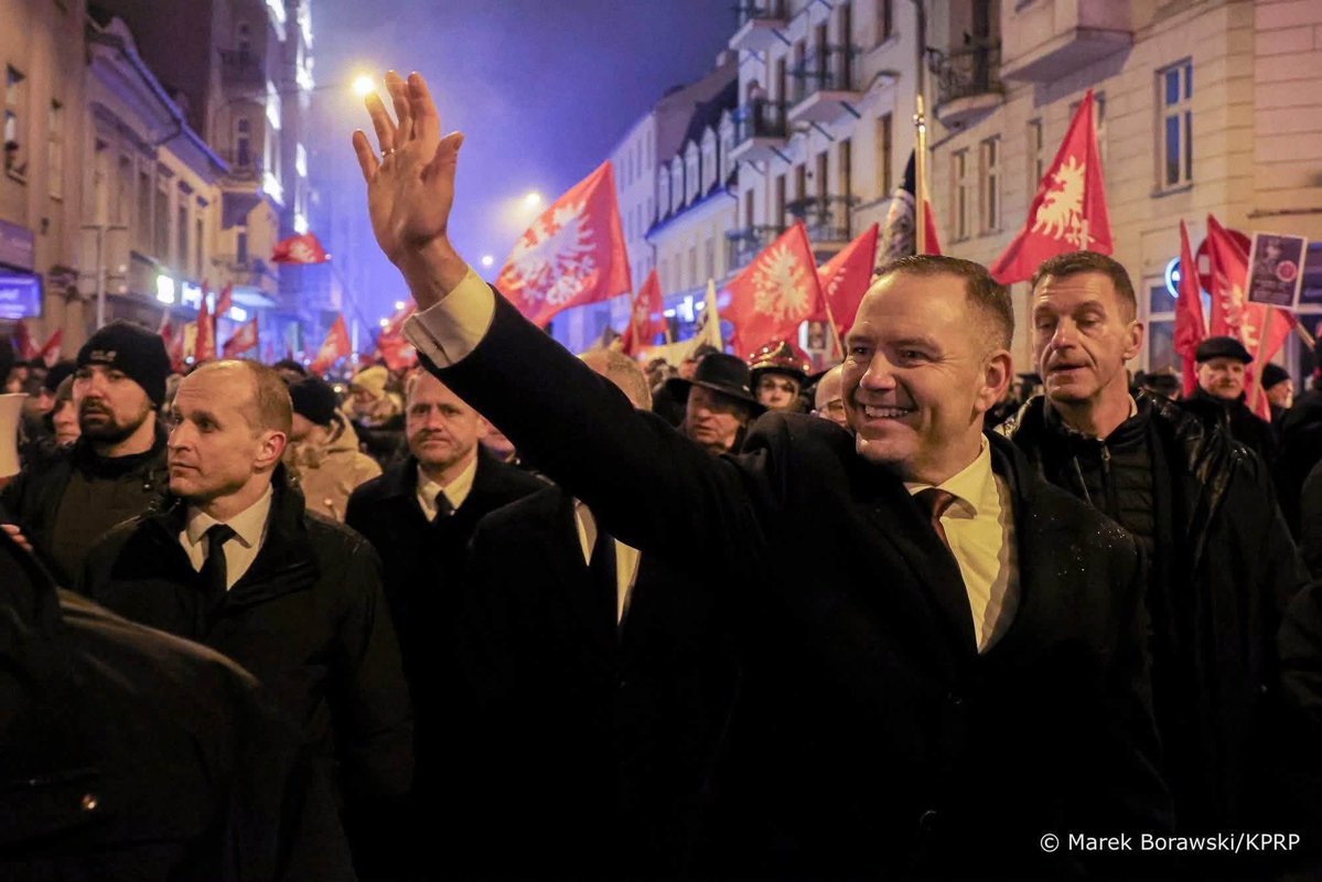 SzSz_velSek's tweet photo. W rocznicę prezydentury w sposób szczególny dziękuję Prezydentowi Karol Nawrocki za zrozumienie i życzliwość dla spraw Wielkopolskich i Poznańskich.

Żaden inny Prezydent nie odwiedził od swojego Wyboru Wielkopolski aż sześciokrotnie:

➡️ w lipcu 2025 jeszcze jako Prezydent-elekt widowisko "Orzeł i Krzyż" w Parku Dzieje w Murowanej Goślinie pod Poznaniem. To wtedy w rozmowie po raz pierwszy ze strony Prezydenta padł pomysł wykorzystania widowiska do międzynarodowej promocji historii Polski. Ziścilo się to niespełna rok później przy okazji Szczytu Wolności i Solidarności w Poznaniu.

➡️ 7 sierpnia 2025, w pierwszym roboczym dniu swojej prezydentury Prezydent odwiedził Kalisz, ogłaszając w najstarszym polskim mieście złożenie swojego pierwszego projektu ustawy "Tak dla CPK"

➡️ we wrześniu ub. r. miała miejsce wizyta w Bazie Lotnictwa Taktycznego w poznańskich Krzesinach

➡️ w październiku 2025 r.Prezydent zainaugurował IV edycję Poznańskiego Kongresu Gospodarczego 

➡️ w grudniu ub. r. Prezydent wziął udział w obchodach rocznicy Powstania Wielkopolskiego - to podczas tej wizyty, w trakcie rozmowy na Zamku Królewskim w Poznaniu zrodziła się idea organizacji Szczytu Wolności i Solidarności 

➡️ 28 czerwca 2026 Prezydent wziął udział w obchodach 70 rocznicy Poznańskiego Czerwca zapraszając do udziału w niej prezydentów Węgier, Łotwy i Albanii i organizując przy tej okazji Szczyt Wolności i Solidarności na Zamku Królewskim w Poznaniu. Prezydenci wzięli także wspólnie udział w widowisku "Orzeł i Krzyż" w Murowanej Goślinie pod Poznaniem. 

➡️ W trakcie uroczystości Prezydent zapowiedział złożenie projektu ustawy o ustanowieniu 28 czerwca dniem działacza opozycji antykomunistycznej i osoby represjonowanej z powodów politycznych 

Tak częste wizyty są dobitnym dowodem jak głęboko Prezydent Rzeczypospolitej głęboko rozumie i docenia istotę naszego regionu jako kolebki państwa polskiego, miejsca zwycięskiej walki o niepodległość a dzisiaj prężnego ośrodka gospodarczego i jest gotów go wspierać 🇵🇱💪