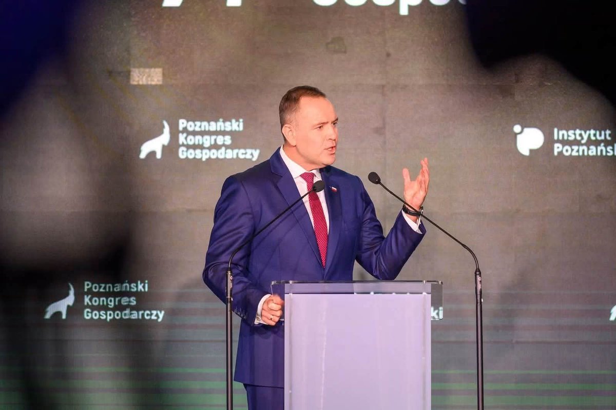 SzSz_velSek's tweet photo. W rocznicę prezydentury w sposób szczególny dziękuję Prezydentowi Karol Nawrocki za zrozumienie i życzliwość dla spraw Wielkopolskich i Poznańskich.

Żaden inny Prezydent nie odwiedził od swojego Wyboru Wielkopolski aż sześciokrotnie:

➡️ w lipcu 2025 jeszcze jako Prezydent-elekt widowisko "Orzeł i Krzyż" w Parku Dzieje w Murowanej Goślinie pod Poznaniem. To wtedy w rozmowie po raz pierwszy ze strony Prezydenta padł pomysł wykorzystania widowiska do międzynarodowej promocji historii Polski. Ziścilo się to niespełna rok później przy okazji Szczytu Wolności i Solidarności w Poznaniu.

➡️ 7 sierpnia 2025, w pierwszym roboczym dniu swojej prezydentury Prezydent odwiedził Kalisz, ogłaszając w najstarszym polskim mieście złożenie swojego pierwszego projektu ustawy "Tak dla CPK"

➡️ we wrześniu ub. r. miała miejsce wizyta w Bazie Lotnictwa Taktycznego w poznańskich Krzesinach

➡️ w październiku 2025 r.Prezydent zainaugurował IV edycję Poznańskiego Kongresu Gospodarczego 

➡️ w grudniu ub. r. Prezydent wziął udział w obchodach rocznicy Powstania Wielkopolskiego - to podczas tej wizyty, w trakcie rozmowy na Zamku Królewskim w Poznaniu zrodziła się idea organizacji Szczytu Wolności i Solidarności 

➡️ 28 czerwca 2026 Prezydent wziął udział w obchodach 70 rocznicy Poznańskiego Czerwca zapraszając do udziału w niej prezydentów Węgier, Łotwy i Albanii i organizując przy tej okazji Szczyt Wolności i Solidarności na Zamku Królewskim w Poznaniu. Prezydenci wzięli także wspólnie udział w widowisku "Orzeł i Krzyż" w Murowanej Goślinie pod Poznaniem. 

➡️ W trakcie uroczystości Prezydent zapowiedział złożenie projektu ustawy o ustanowieniu 28 czerwca dniem działacza opozycji antykomunistycznej i osoby represjonowanej z powodów politycznych 

Tak częste wizyty są dobitnym dowodem jak głęboko Prezydent Rzeczypospolitej głęboko rozumie i docenia istotę naszego regionu jako kolebki państwa polskiego, miejsca zwycięskiej walki o niepodległość a dzisiaj prężnego ośrodka gospodarczego i jest gotów go wspierać 🇵🇱💪
