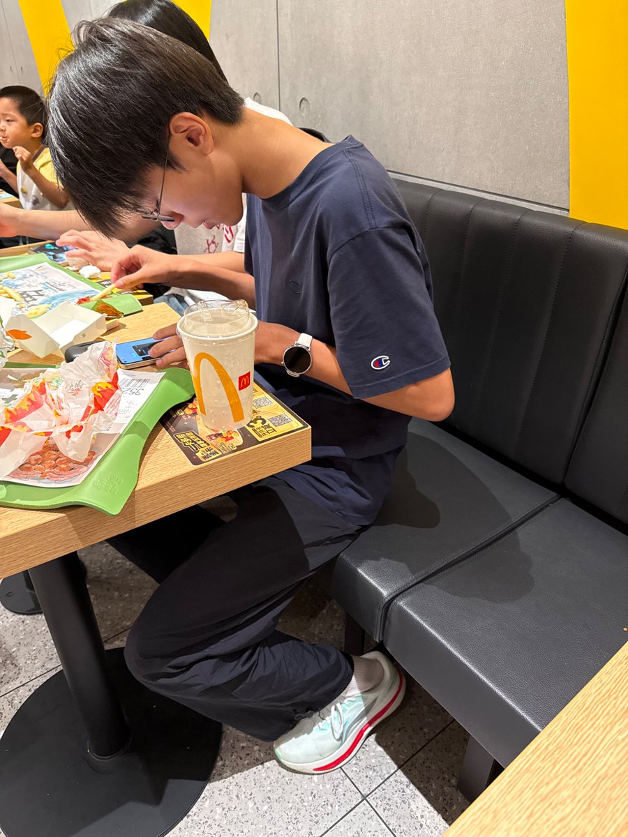 callme12964688's tweet photo. 这个年纪的男高脚最臭了🥵，说话也奶气十足，要是叫声哥哥，感觉人都会酥掉！好想闻闻这个年纪的白袜脚是什么味道🤓#男高 #男初 #白袜 #弟弟 https://t.co/LynSRFcZdm