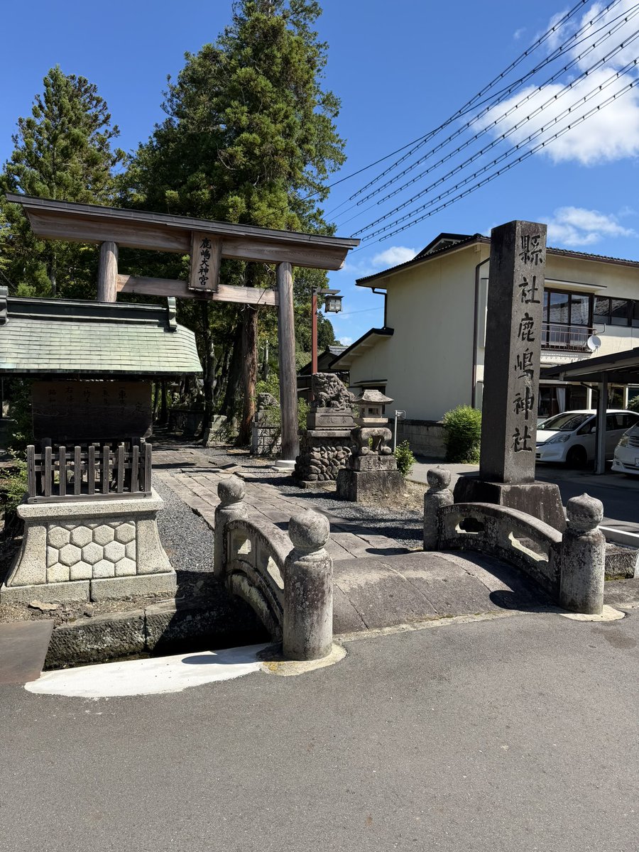 4murakami's tweet photo. 宿舎の近くにも有名な神社があったので…
白河鹿島神社⛩
日本の三鹿島の一社です✨️
御朱印もかっこいいのと可愛いのを
2枚いただきました🐴🐰🐼

#ぽむスピ活 🦊 https://t.co/vp90DtR3ZE