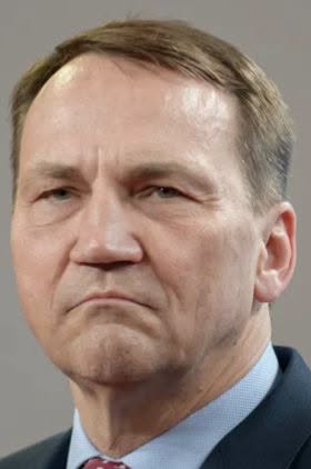 Darekbrzoza's tweet photo. "Radosław Sikorski po raz kolejny postanowił udowodnić, że w polityce najłatwiej pomylić ciętą ripostę z pokazem własnej frustracji. Gdy rzecznik prezydenta przypomniał oczywistość, że akt łaski jest prerogatywą głowy państwa i rząd nie ma prawa dyktować prezydentowi, jak ma z niej korzystać, minister spraw zagranicznych odpowiedział zgryźliwie: ,,To w takim razie wara panu prezydentowi od rządzenia Polską, od tego jest rząd.”
Brzmi efektownie. Problem w tym, że efektowność nie zastępuje znajomości Konstytucji.
Prezydent nie jest dekoracją stojącą pod żyrandolem ani notariuszem rządu. Ma własne kompetencje i prerogatywy właśnie po to, aby żadna chwilowa większość parlamentarna nie mogła ich sobie podporządkować.
Warto też przypomnieć, kogo dotyczy cała sprawa. Chodzi o Piotra Staruchowicza, znanego kibica Legii Warszawa, którego cała Polska zapamiętała z hasła: „Donald matole, twój rząd obalą kibole”. W opinii wielu osób działania ówczesnych władz (małych, mściwych) wobec niego miały charakter polityczny, a symbolem tej sprawy stał się również zakaz wstępu na  stadion. To właśnie wobec Staruchowicza prezydent Karol Nawrocki postanowił zastosować akt łaski, korzystając z przysługującej mu prerogatywy.
Sikorski najwyraźniej marzy jednak o państwie, w którym wszystko należy do rządu. Najlepiej, żeby prezydent podpisywał to, co mu się podsunie, uśmiechał się do zdjęć i nie przeszkadzał. Gdy korzysta z własnych uprawnień, natychmiast rozlega się polityczny lament.
Najciekawsze jest jednak to, że ci sami politycy, którzy nieustannie opowiadają o demokracji i trójpodziale władzy, oburzają się właśnie wtedy, gdy ten trójpodział działa. Dopóki instytucje podejmują decyzje zgodne z ich oczekiwaniami, wszystko jest w porządku. Gdy zapada decyzja niewygodna politycznie, natychmiast pojawiają się próby podważania kompetencji i pouczania tych, którzy z nich korzystają.
A może zamiast pouczać prezydenta, Sikorski powinien zająć się wyjaśnieniem sprawy milionowych dotacji dla fundacji swojego syna? Coraz częściej pojawiają się pytania dotyczące sposobu wydatkowania publicznych pieniędzy. Polityk, który tak chętnie recenzuje innych i wyznacza granice ich kompetencji, powinien najpierw rozwiać wszelkie wątpliwości we własnym otoczeniu. Wtedy jego pouczenia zabrzmią znacznie bardziej wiarygodnie.
Państwo prawa nie polega na tym, że rząd ma zawsze rację. Polega na tym, że każdy organ władzy wykonuje swoje konstytucyjne obowiązki i korzysta z przysługujących mu uprawnień, nawet jeśli nie podoba się to aktualnie rządzącym.
Można więc odpowiedzieć ministrowi jego własnymi słowami: Panie Sikorski wara od prerogatyw prezydenta. I jeszcze jedno. Zanim zacznie pan pouczać obecnego prezydenta w sprawie prawa łaski, warto przypomnieć historię własnego obozu politycznego. To przecież prezydent Lech Wałęsa vel Bolek, którego środowisko Platformy  wielokrotnie stawiało za wzór i autorytet, ułaskawił Andrzeja Z. ps. „Słowik”. Sam „Słowik” w swojej książce twierdzi, że akt łaski został „kupiony” i opisuje przekazanie 150 tysięcy dolarów łapówki. Są to jego relacje, którym Wałęsa oczywiście zaprzecza, jednak sam fakt takich publikacji każe zachować znacznie więcej powściągliwości w ocenianiu decyzji innych prezydentów. A skoro już mowa o prezydentach waszego obozu, był też Rafał Trzaskowski, okrzyknięty przez część swoich zwolenników niemal pewnym gospodarzem Pałacu Prezydenckiego. Ostatecznie pozostał jedynie politycznym epizodem i pośmiewiskiem. Dobrze, że to tylko były symboliczne „dwie godziny prezydentury”, bo nie zdążył niczego popsuć.              '
za Albert Łyjak
