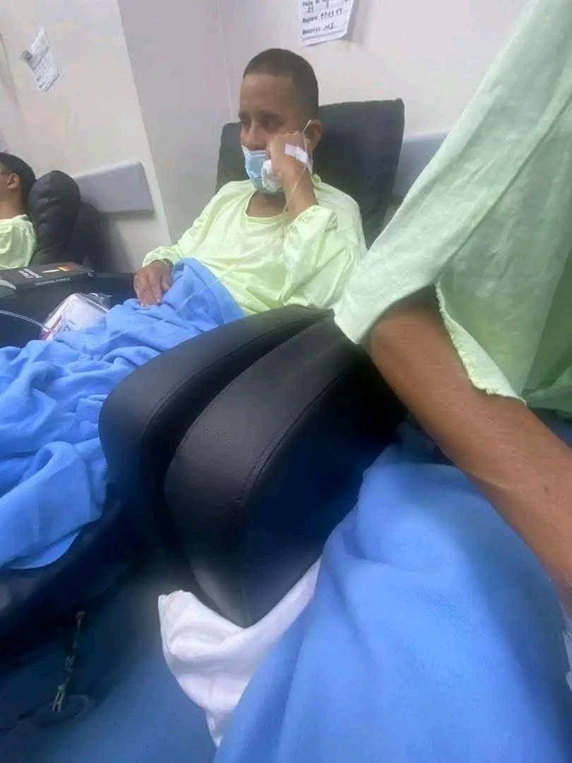 ElTrompudo2022's tweet photo. 🚨 CUATRO AÑOS PRESO POR LLAMARSE IGUAL QUE UN PANDILLERO.

Enfermó en la cárcel. Sus riñones están destruidos.

Juan Humberto Castillo Cornejo cumple más de cuatro años detenido en el penal de Quezaltepeque por una confusión de identidad. Su familia denuncia que la Fiscalía frena su liberación, a pesar de haber presentado todas las pruebas de su inocencia y de contar con una orden judicial de libertad que las autoridades no ejecutan. La situación es crítica: Juan Humberto padece insuficiencia renal en etapa 3. Su familia no tiene noticias de su estado desde hace dos años, cuando lo vieron por última vez en un hospital. Exigen la revisión inmediata de su expediente, el respeto al debido proceso y atención médica urgente