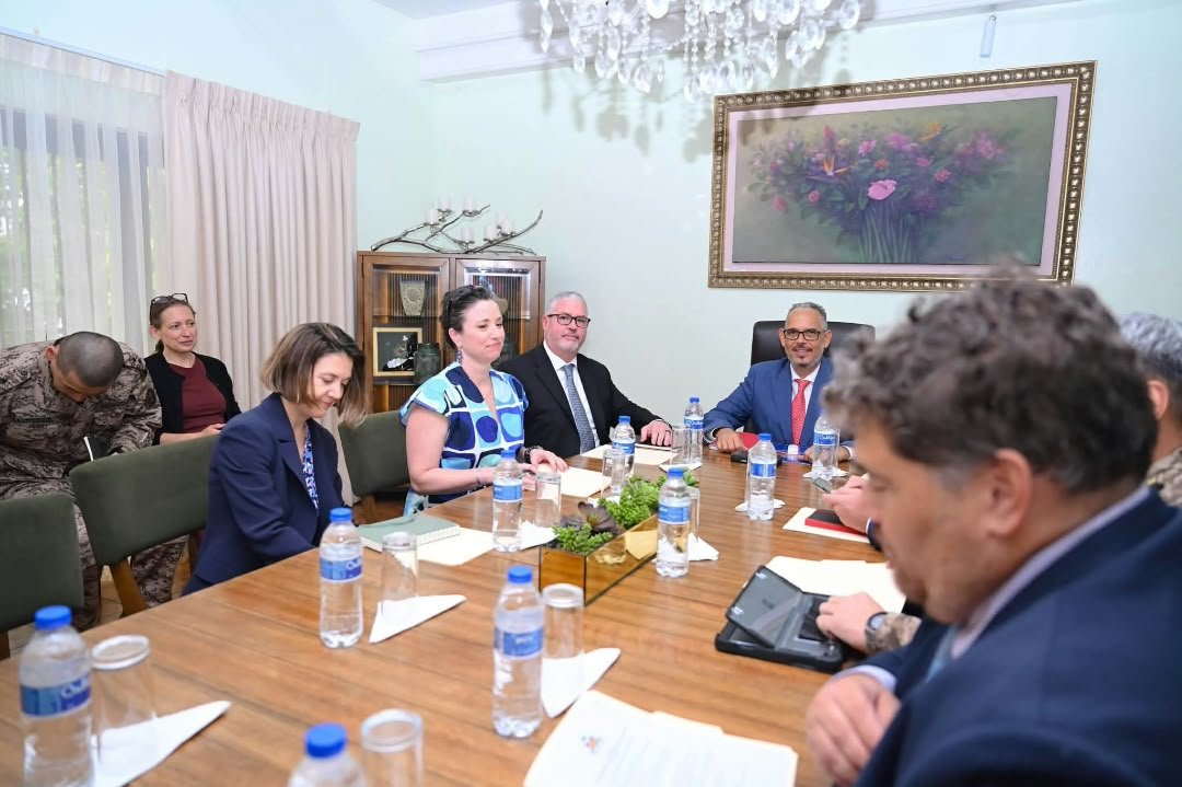 LaTribuneNews7's tweet photo. Sécurité nationale : le Premier ministre Fils-Aimé renforce la coordination des forces de l'ordre
Le Premier ministre #Alix #Didier #Fils-#Aimé a présidé, mercredi, une réunion stratégique de haut niveau consacrée au renforcement de la sécurité nationale, à la restauration de l'autorité de l'État et à la consolidation de la stabilité institutionnelle.
Cette séance de travail, organisée dans le prolongement des échanges tenus avec le nouveau chargé d'affaires a.i. des États-Unis en Haïti, a permis d'évaluer l'évolution de la situation sécuritaire et de faire le point sur les opérations en cours. Les participants sont également convenus de renforcer les mécanismes de coordination entre les différentes forces engagées afin d'intensifier les actions visant au rétablissement durable de la paix publique et de la sécurité sur l'ensemble du territoire.
